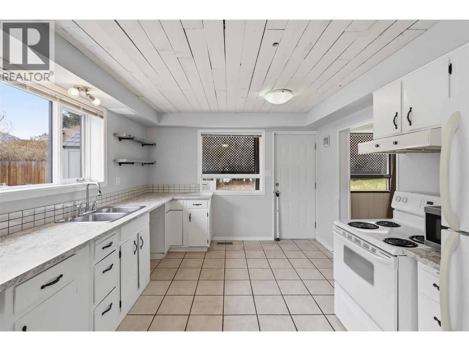 2794 Sunset Drive, Kamloops, British Columbia  V2C 4K6 - Photo 38 - 10381103