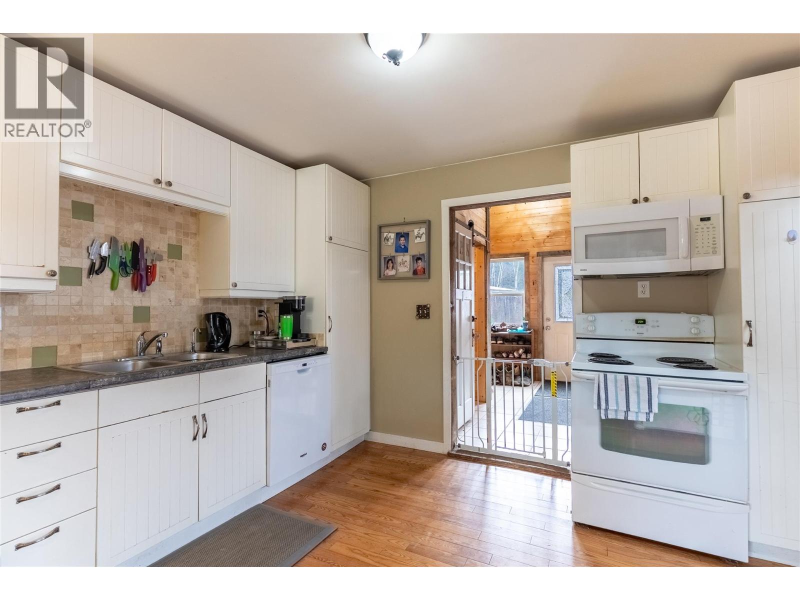 1556 Chasm Road, Clinton, British Columbia  V0K 1K0 - Photo 8 - 10381023