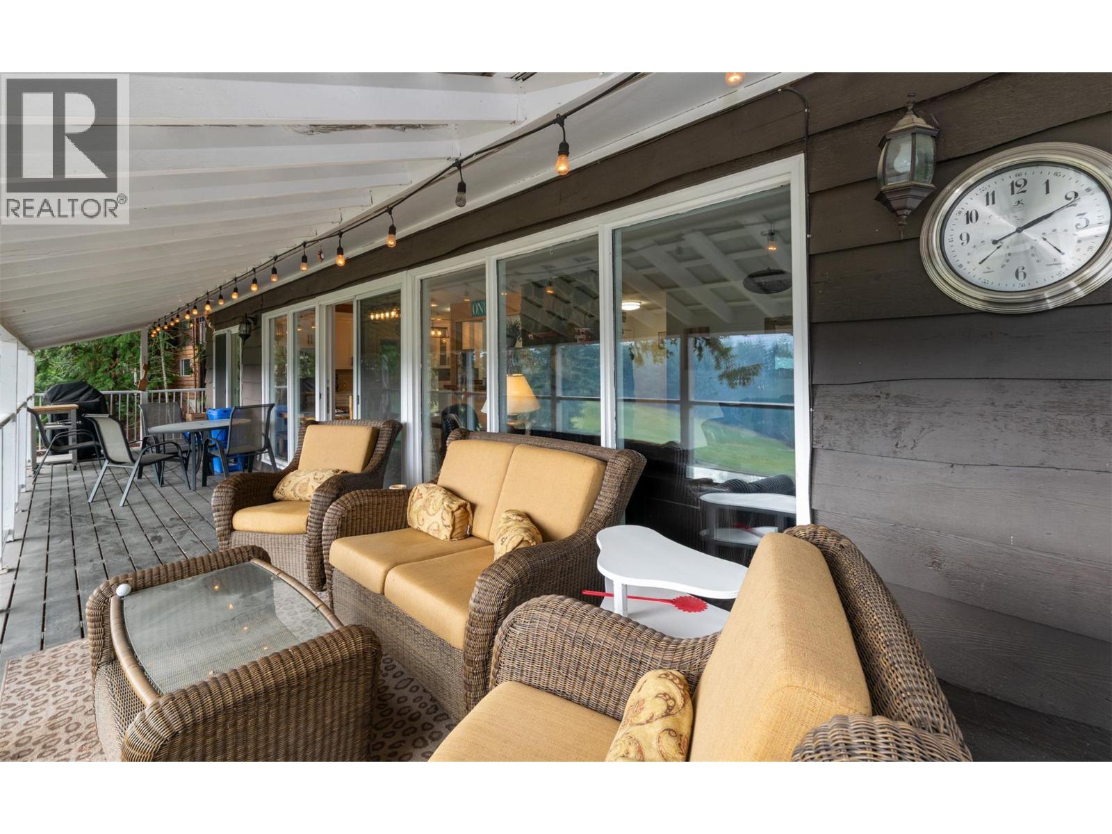 7796 Columbia Drive, Anglemont, British Columbia  V0E 1M8 - Photo 11 - 10381000