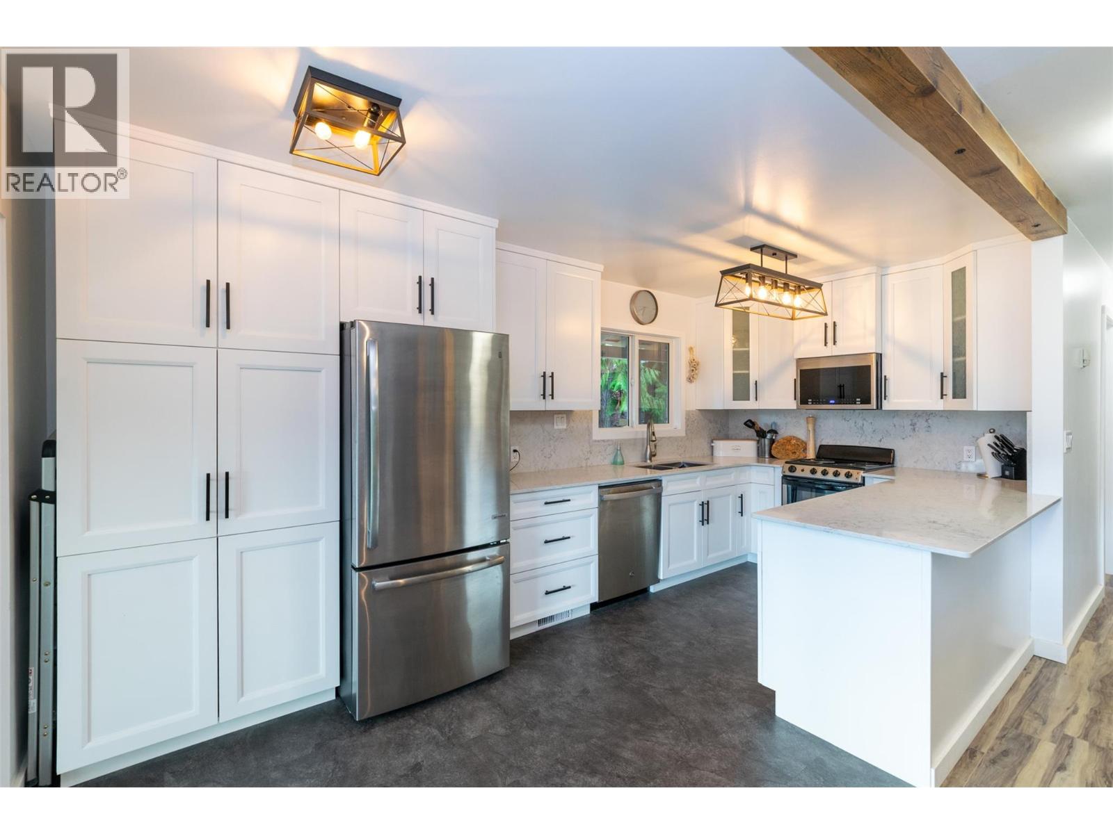 7796 Columbia Drive, Anglemont, British Columbia  V0E 1M8 - Photo 14 - 10381000