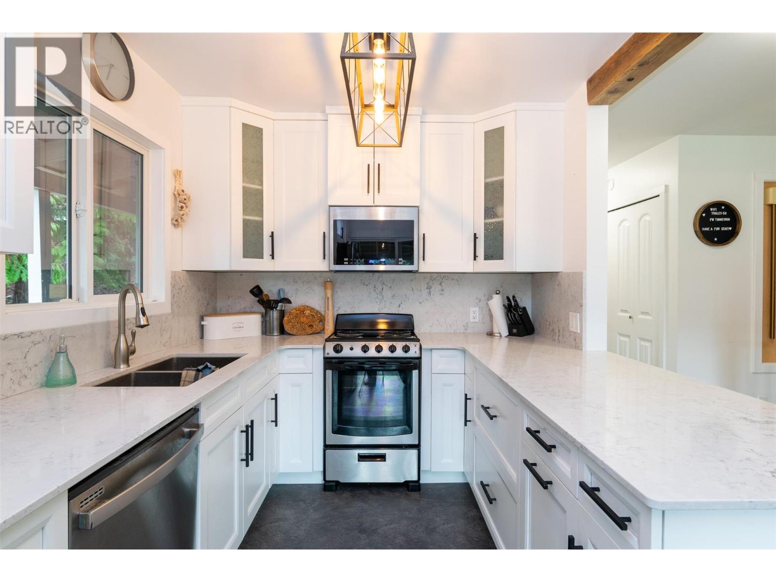 7796 Columbia Drive, Anglemont, British Columbia  V0E 1M8 - Photo 15 - 10381000