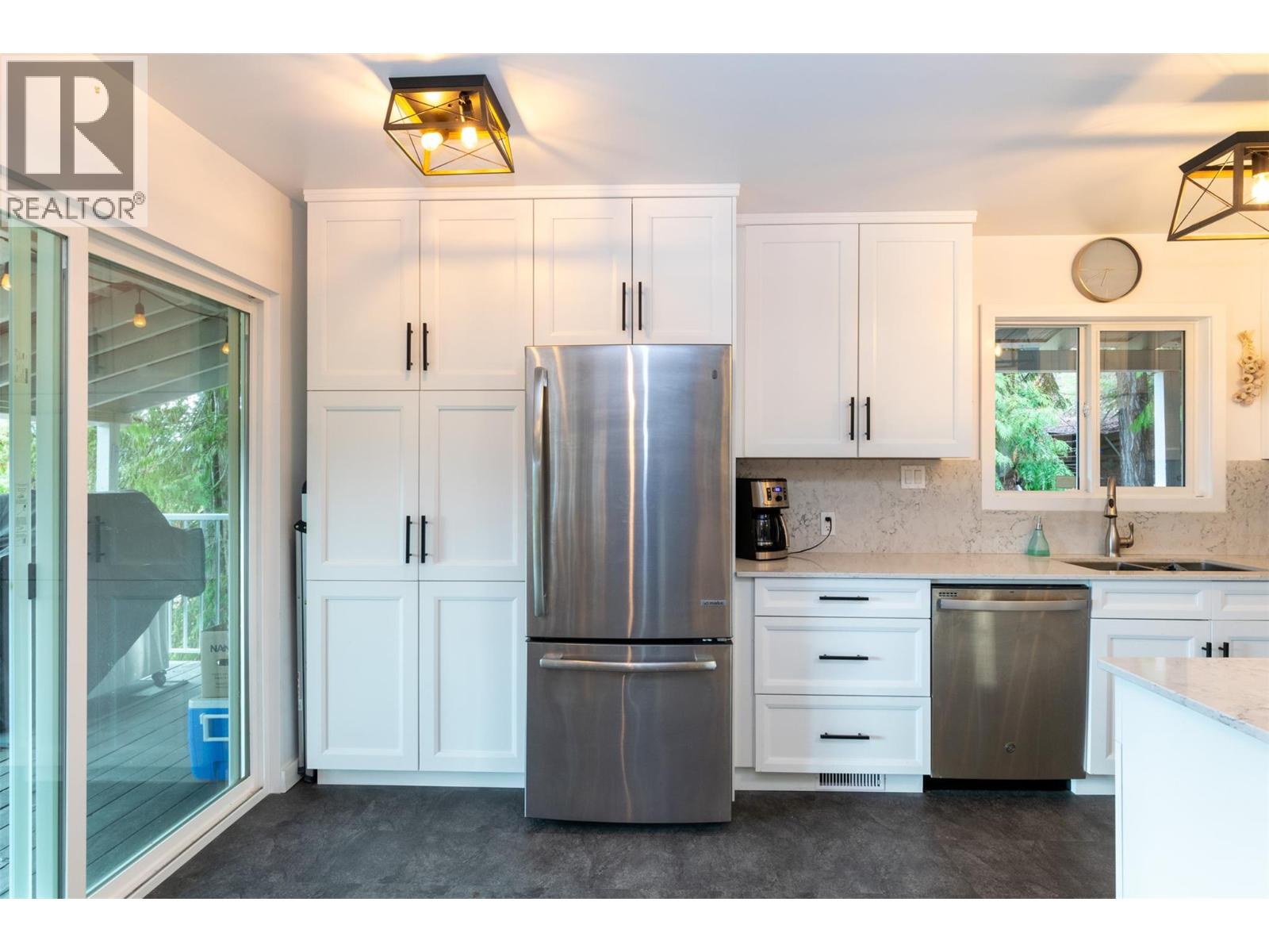 7796 Columbia Drive, Anglemont, British Columbia  V0E 1M8 - Photo 16 - 10381000