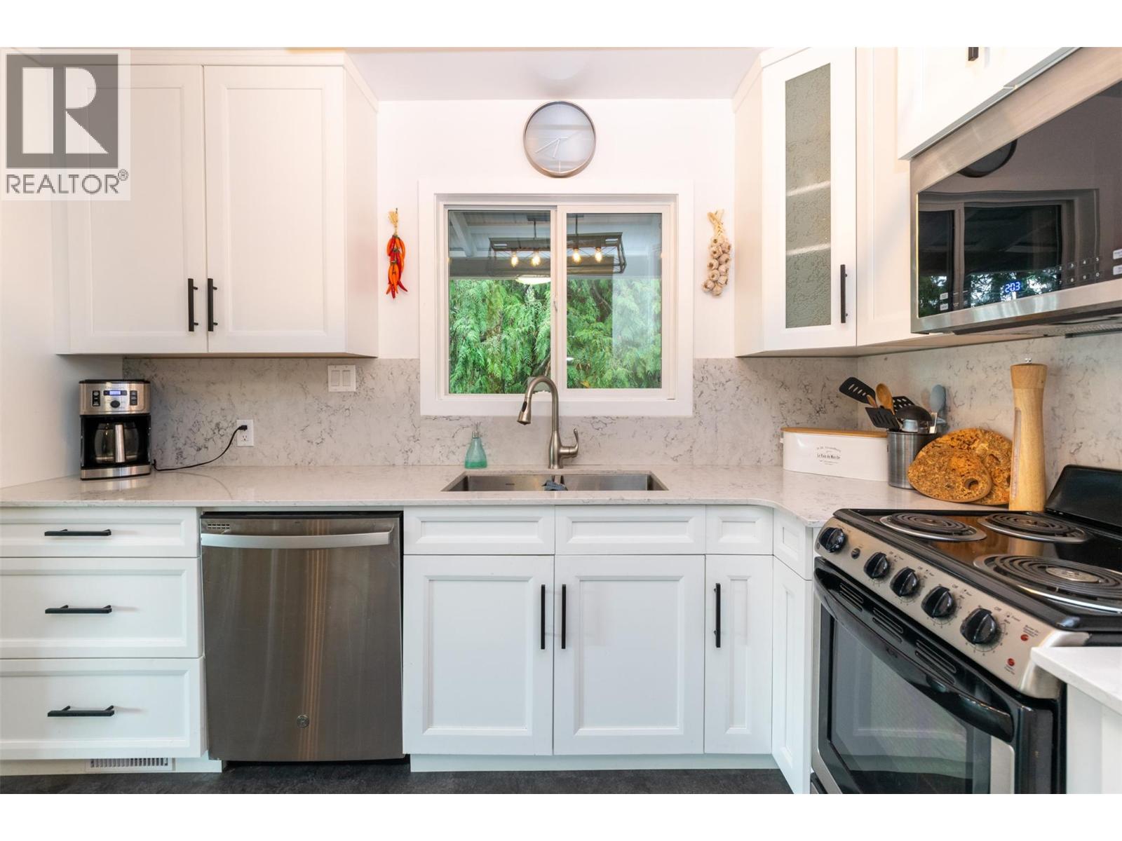 7796 Columbia Drive, Anglemont, British Columbia  V0E 1M8 - Photo 17 - 10381000