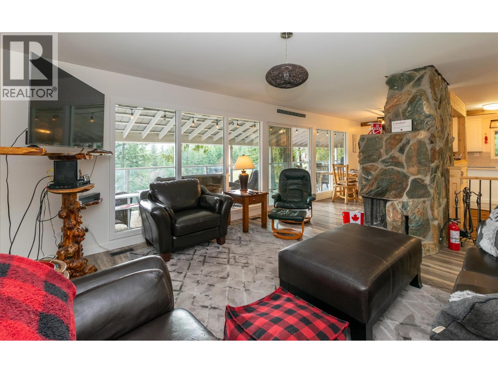 7796 Columbia Drive, Anglemont, British Columbia  V0E 1M8 - Photo 20 - 10381000