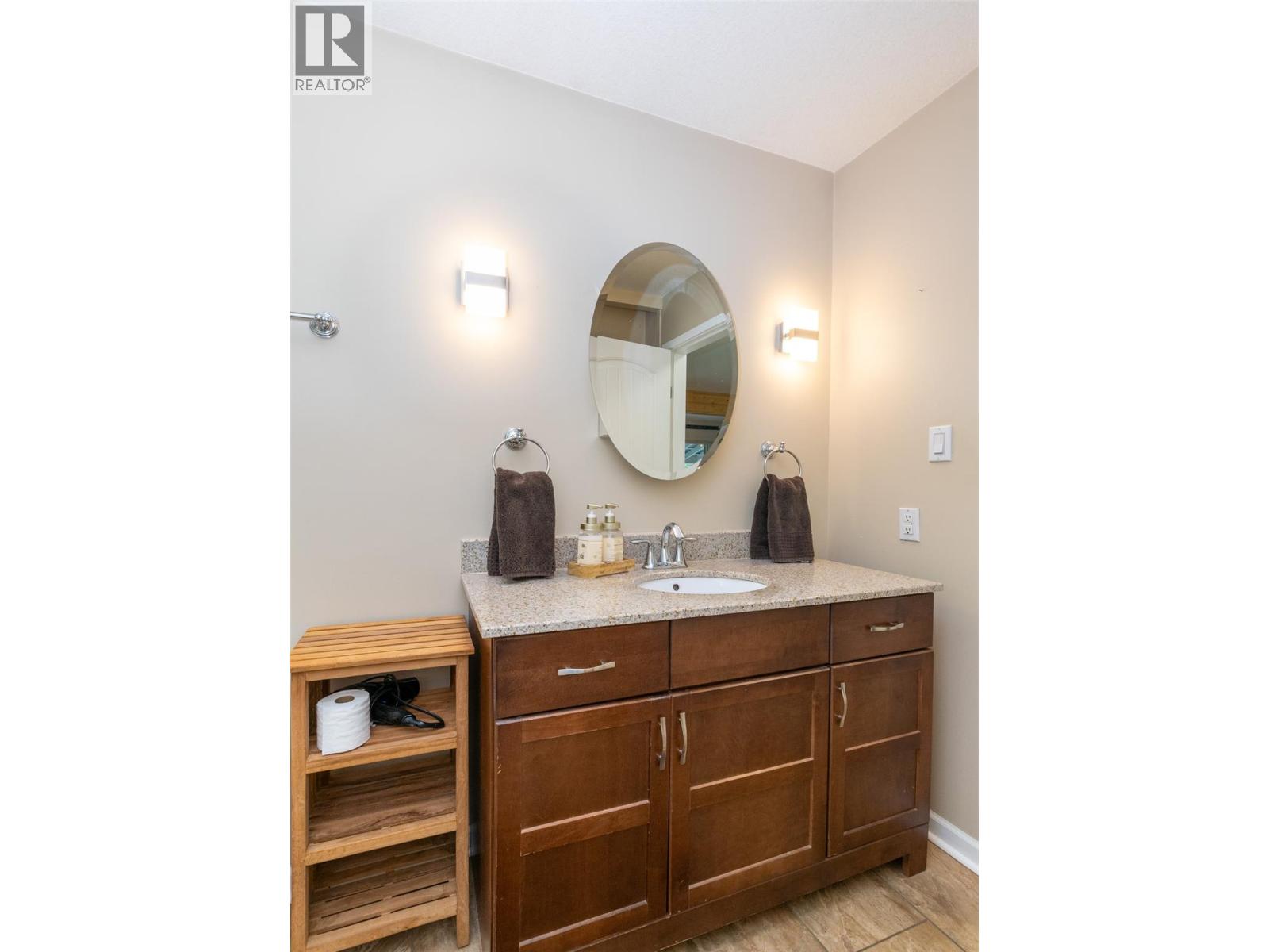 7796 Columbia Drive, Anglemont, British Columbia  V0E 1M8 - Photo 25 - 10381000