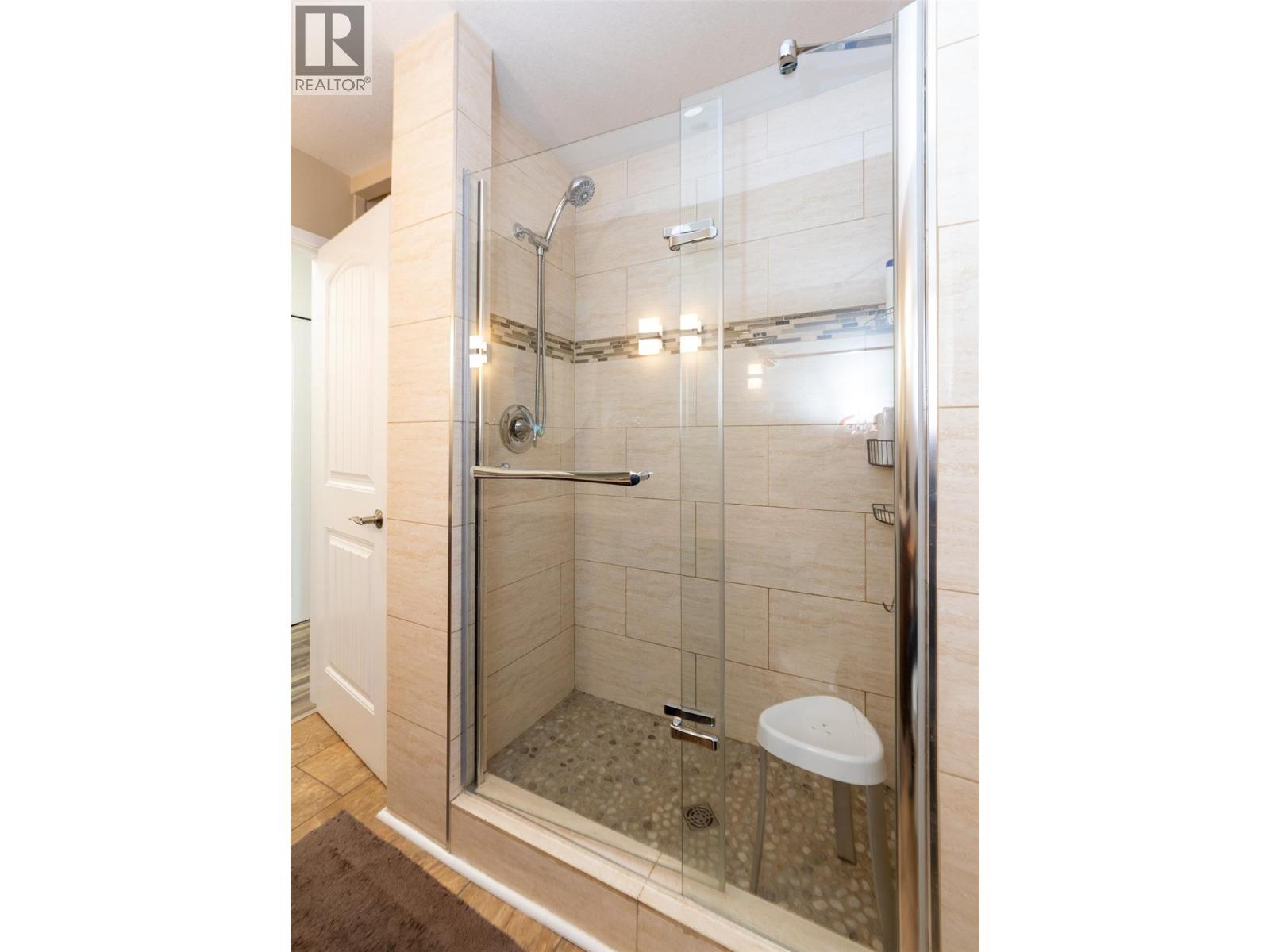 7796 Columbia Drive, Anglemont, British Columbia  V0E 1M8 - Photo 26 - 10381000