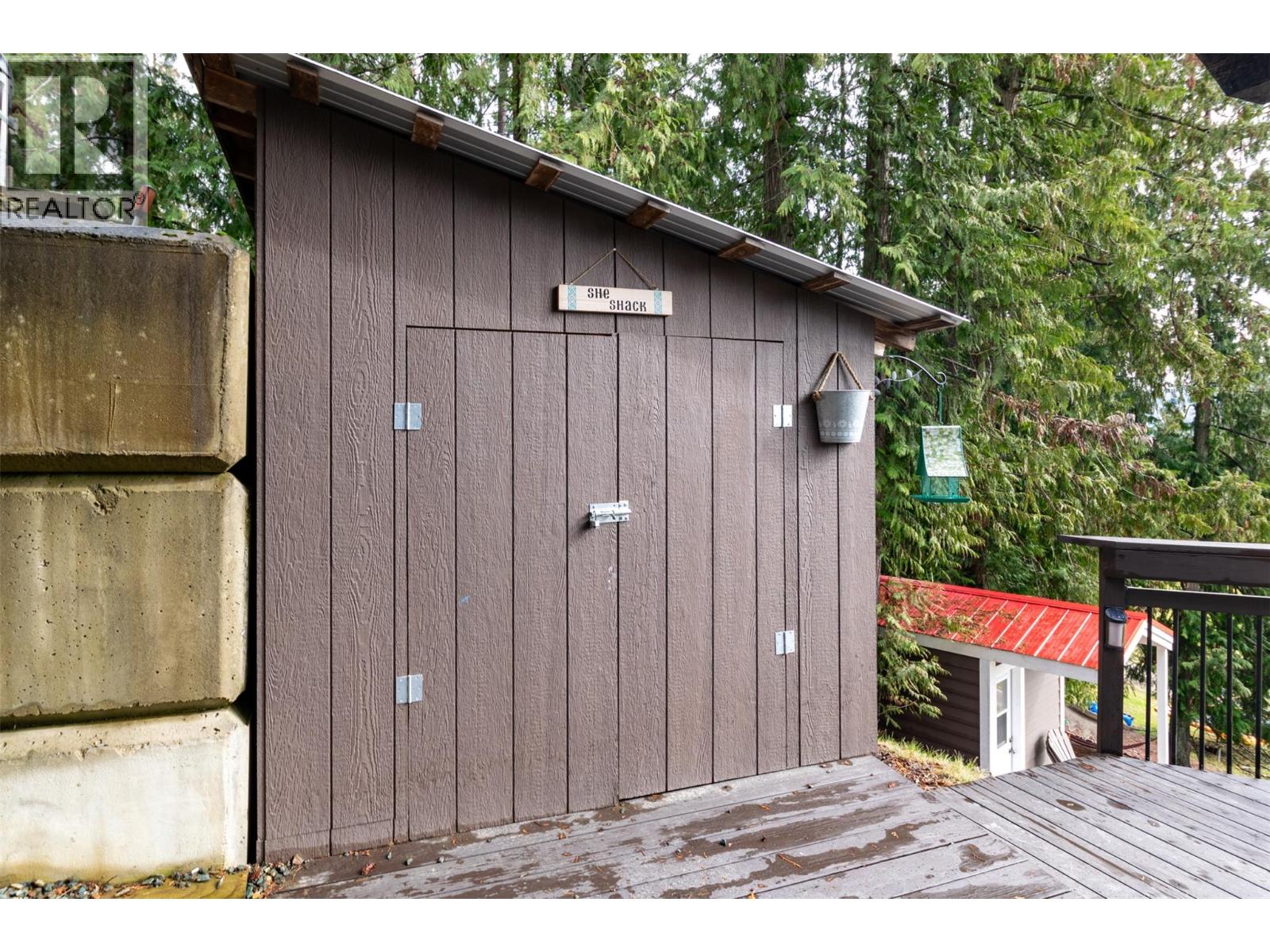 7796 Columbia Drive, Anglemont, British Columbia  V0E 1M8 - Photo 7 - 10381000