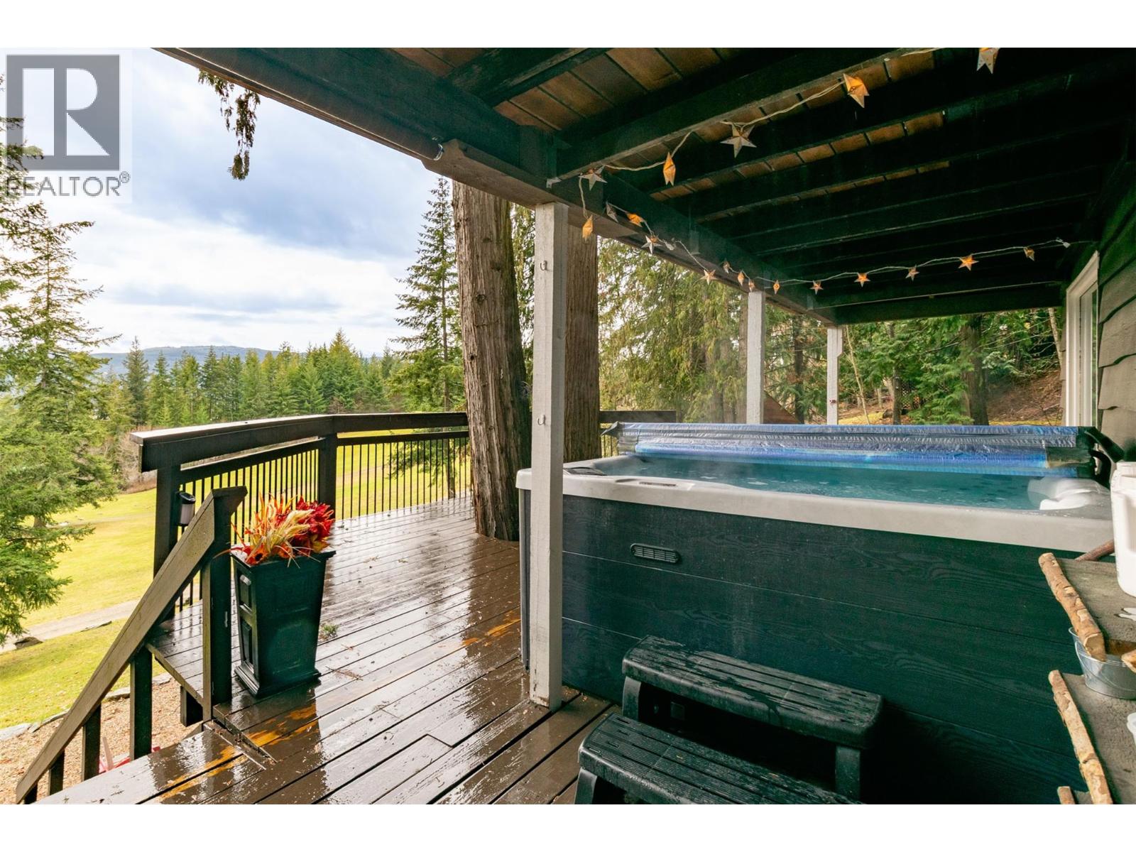 7796 Columbia Drive, Anglemont, British Columbia  V0E 1M8 - Photo 9 - 10381000