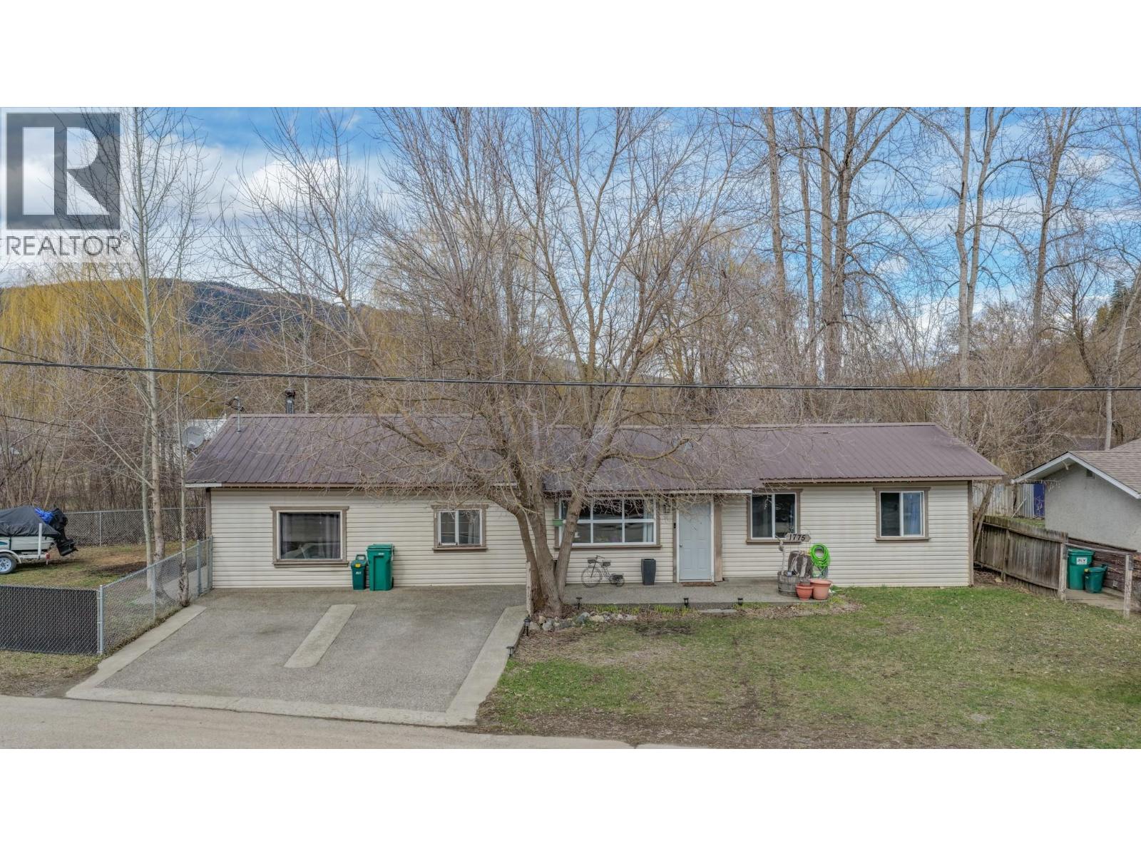 1775 Maple Street, Lumby, British Columbia  V0E 2G0 - Photo 1 - 10380789