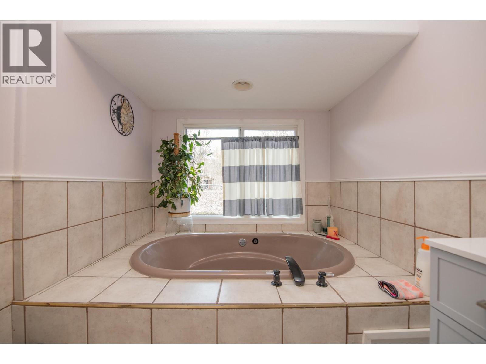 1775 Maple Street, Lumby, British Columbia  V0E 2G0 - Photo 28 - 10380789