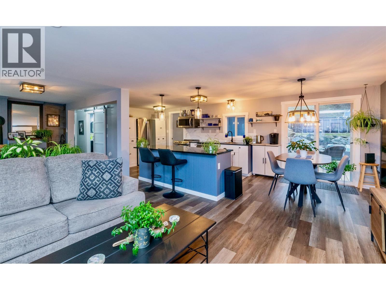 7519 Anglemont Drive, Anglemont, British Columbia  V0E 1M8 - Photo 1 - 10377231