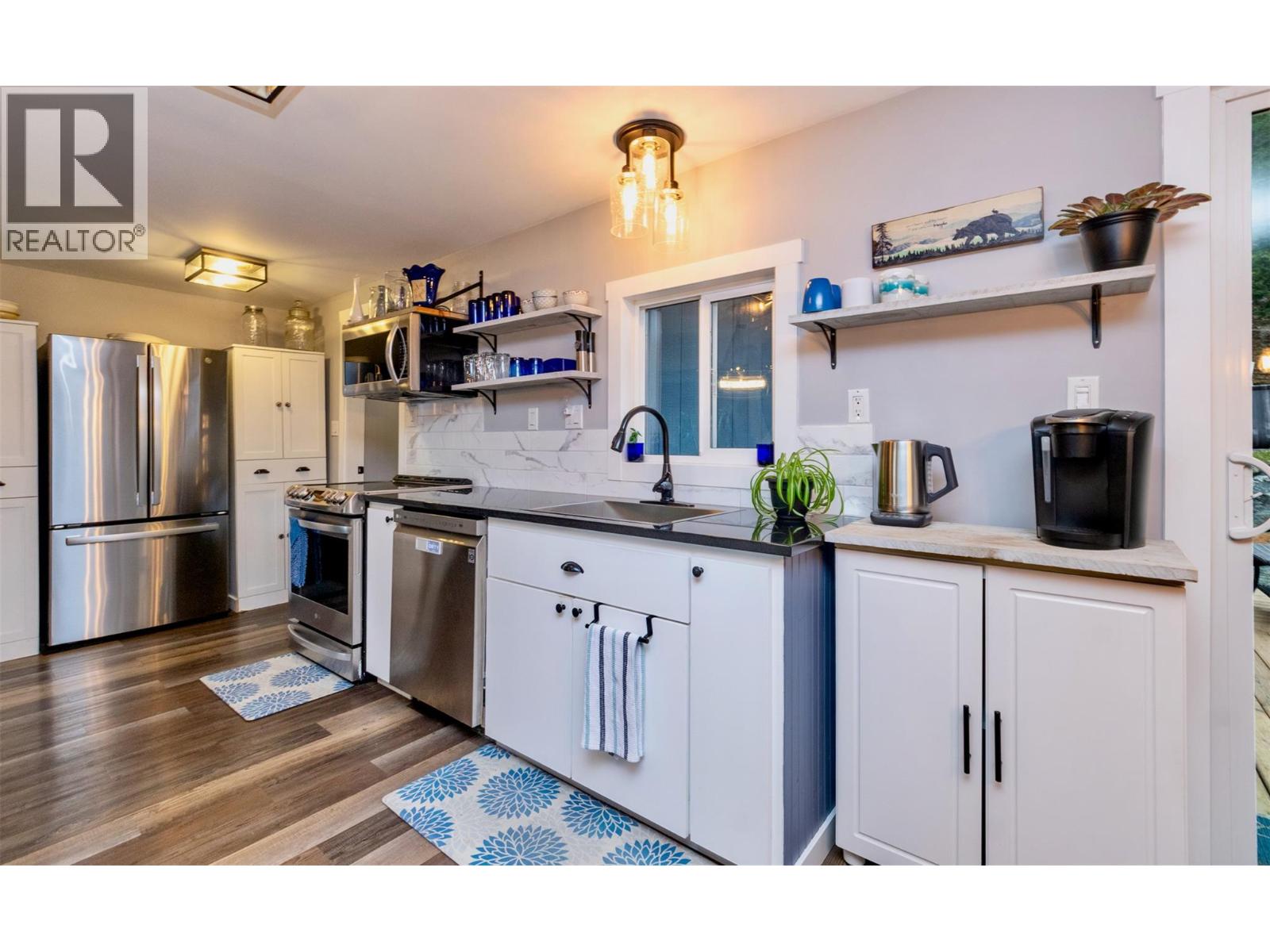 7519 Anglemont Drive, Anglemont, British Columbia  V0E 1M8 - Photo 17 - 10377231