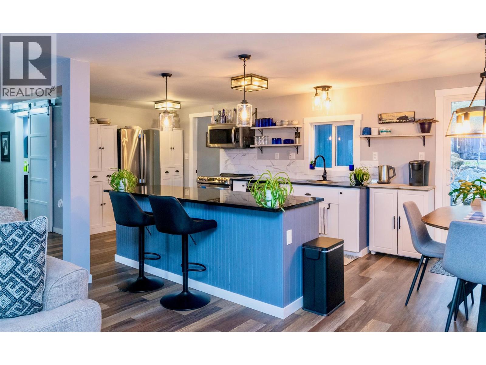 7519 Anglemont Drive, Anglemont, British Columbia  V0E 1M8 - Photo 2 - 10377231