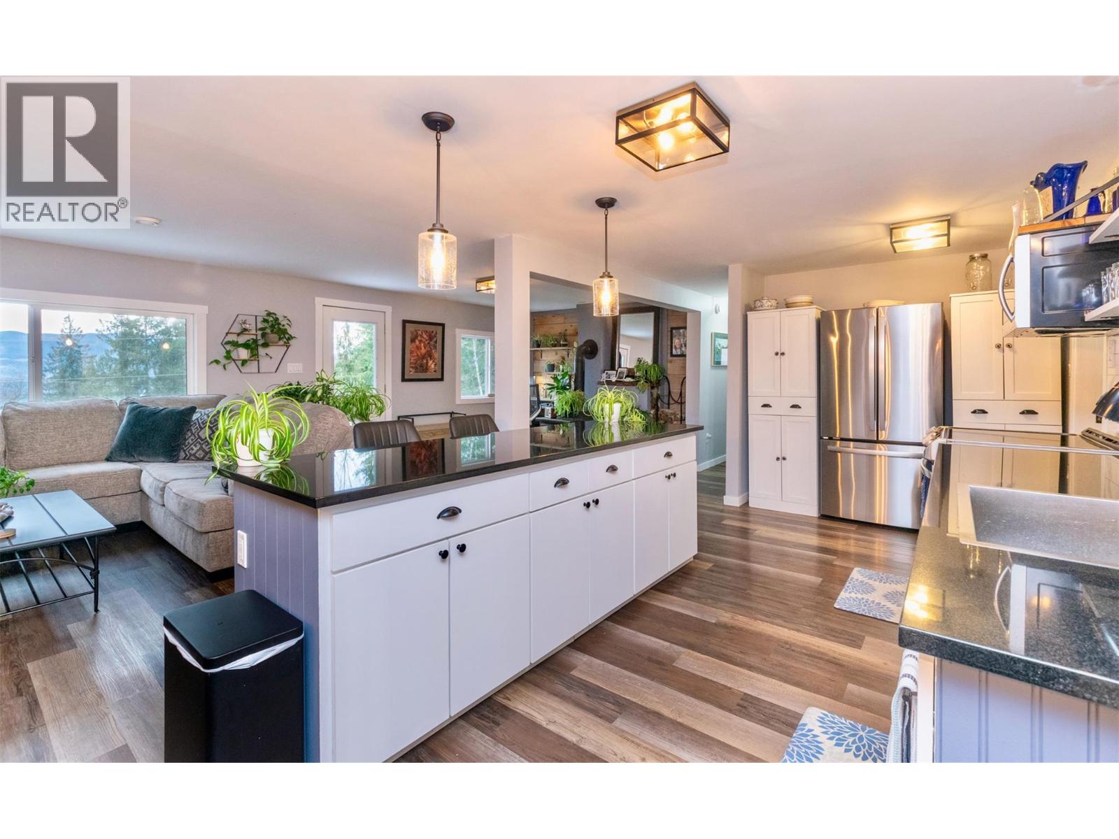 7519 Anglemont Drive, Anglemont, British Columbia  V0E 1M8 - Photo 3 - 10377231