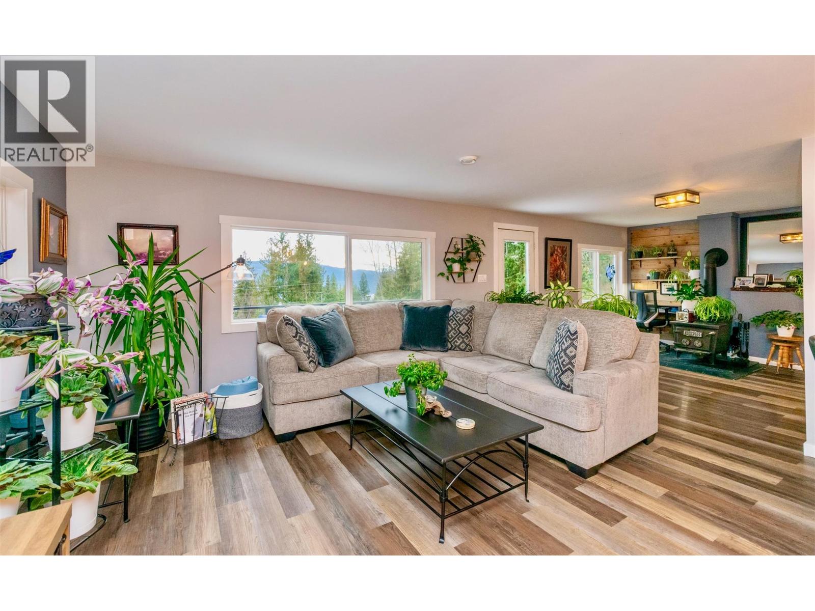 7519 Anglemont Drive, Anglemont, British Columbia  V0E 1M8 - Photo 5 - 10377231