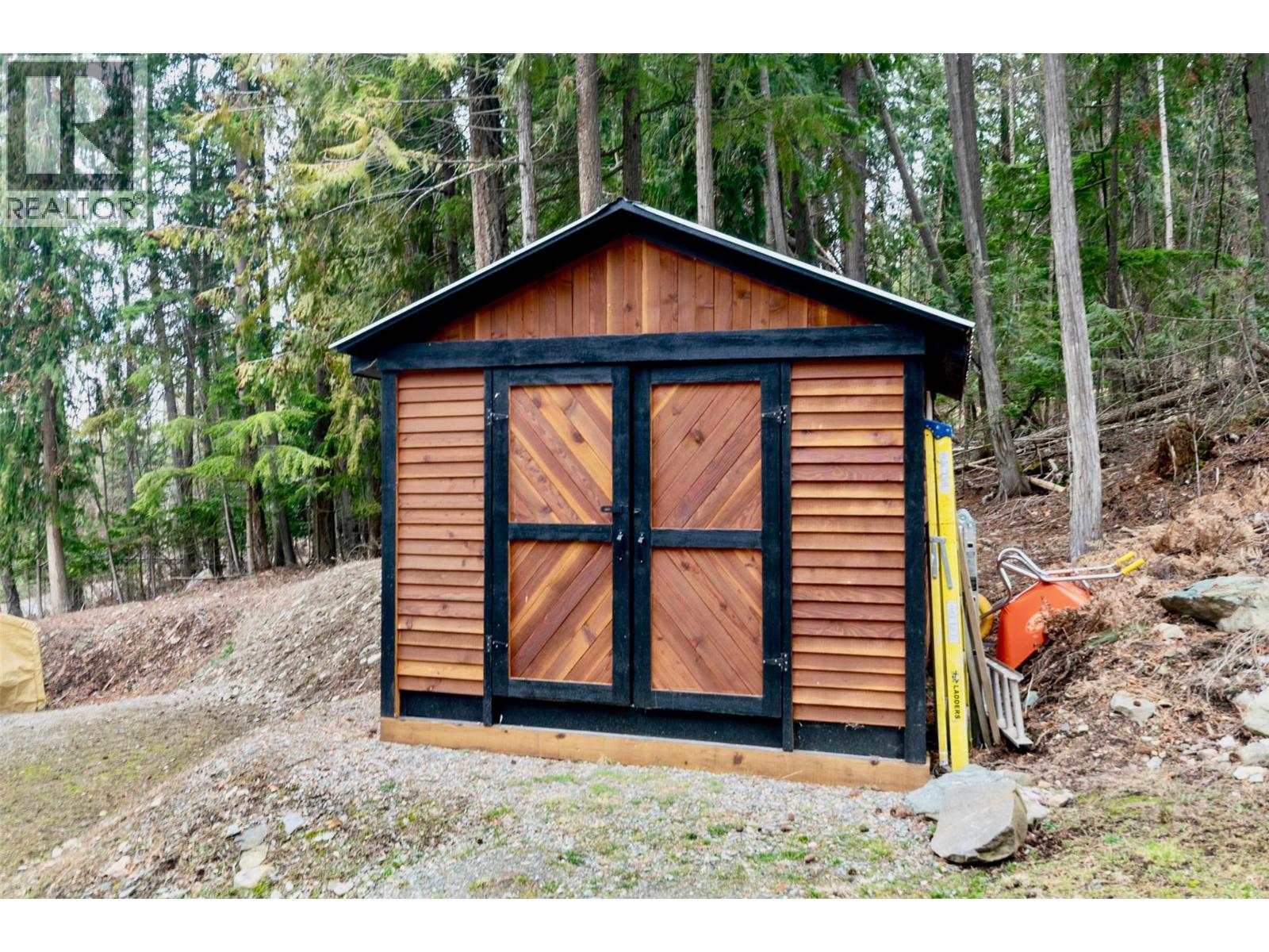 7519 Anglemont Drive, Anglemont, British Columbia  V0E 1M8 - Photo 65 - 10377231