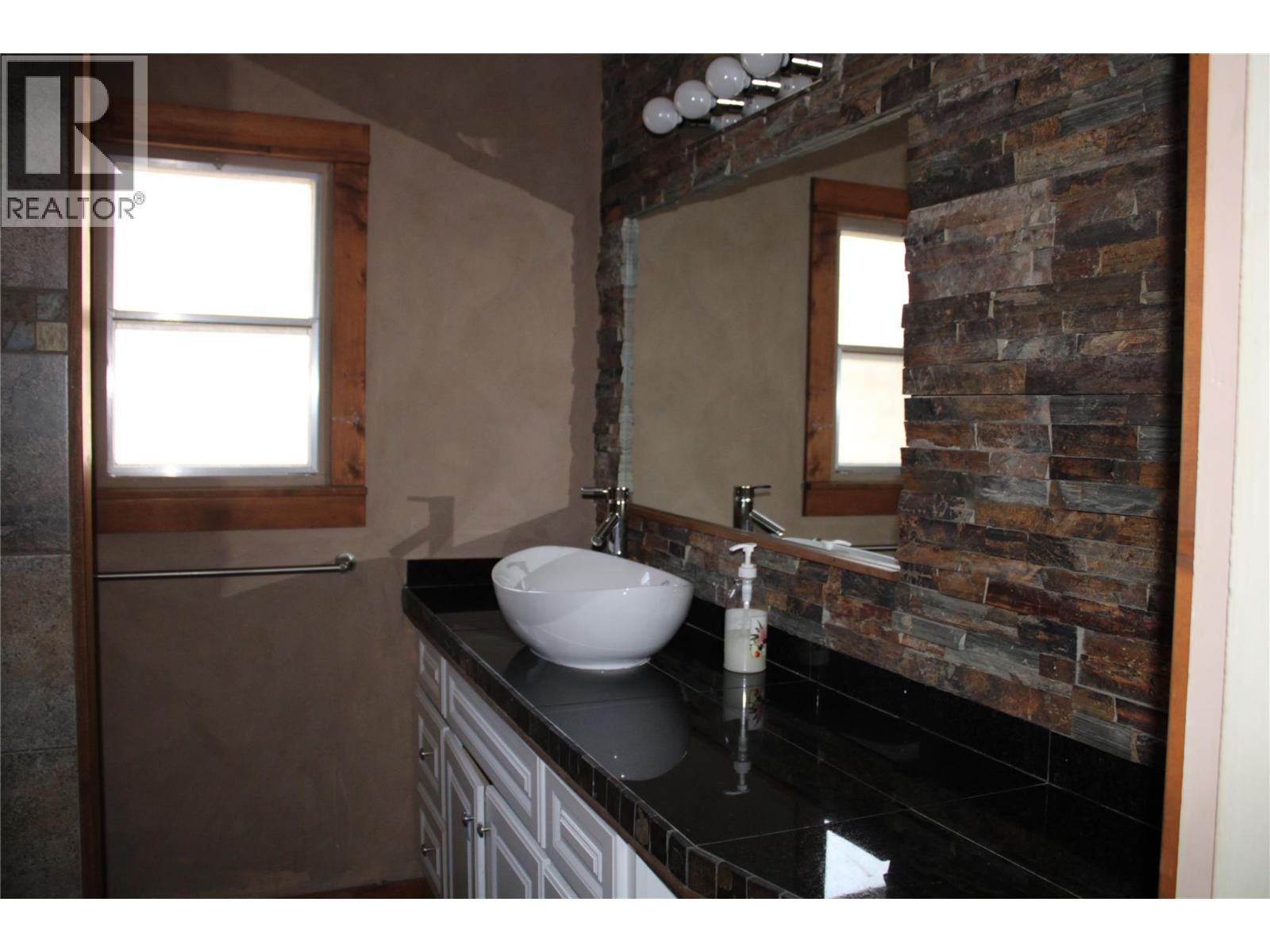 3003 Squilax-Anglemont Road, Lee Creek, British Columbia  V0E 1M4 - Photo 14 - 10381314