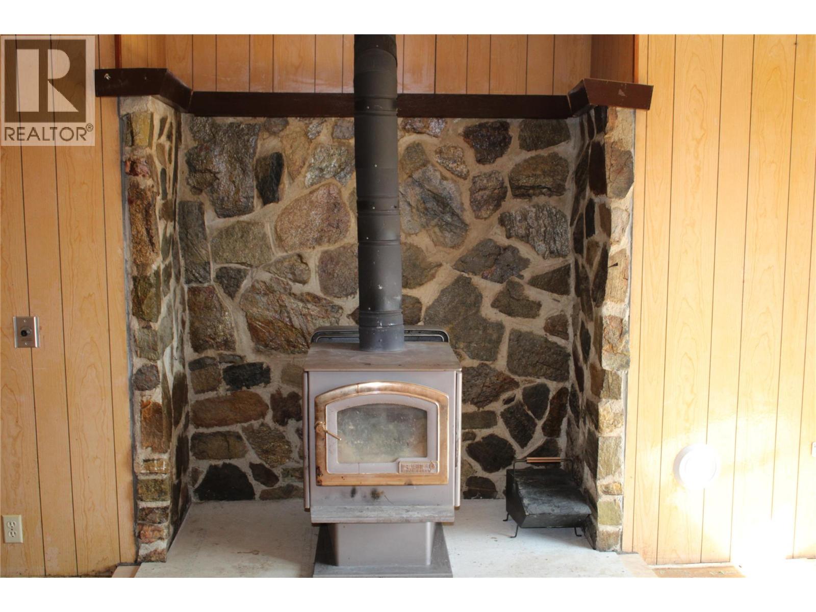 3003 Squilax-Anglemont Road, Lee Creek, British Columbia  V0E 1M4 - Photo 5 - 10381314