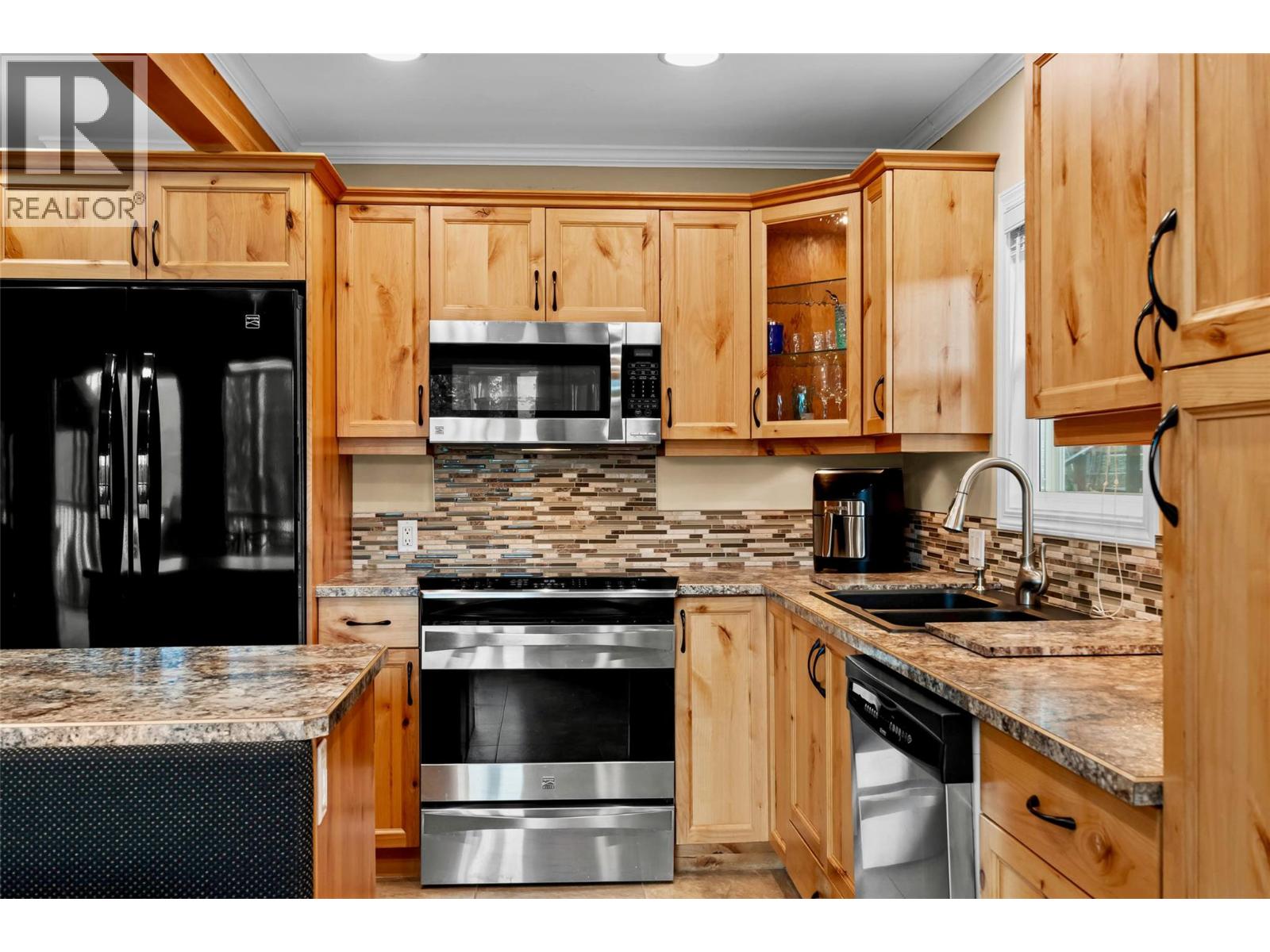 7730 Columbia Drive, Anglemont, British Columbia  V0E 1M8 - Photo 9 - 10380081