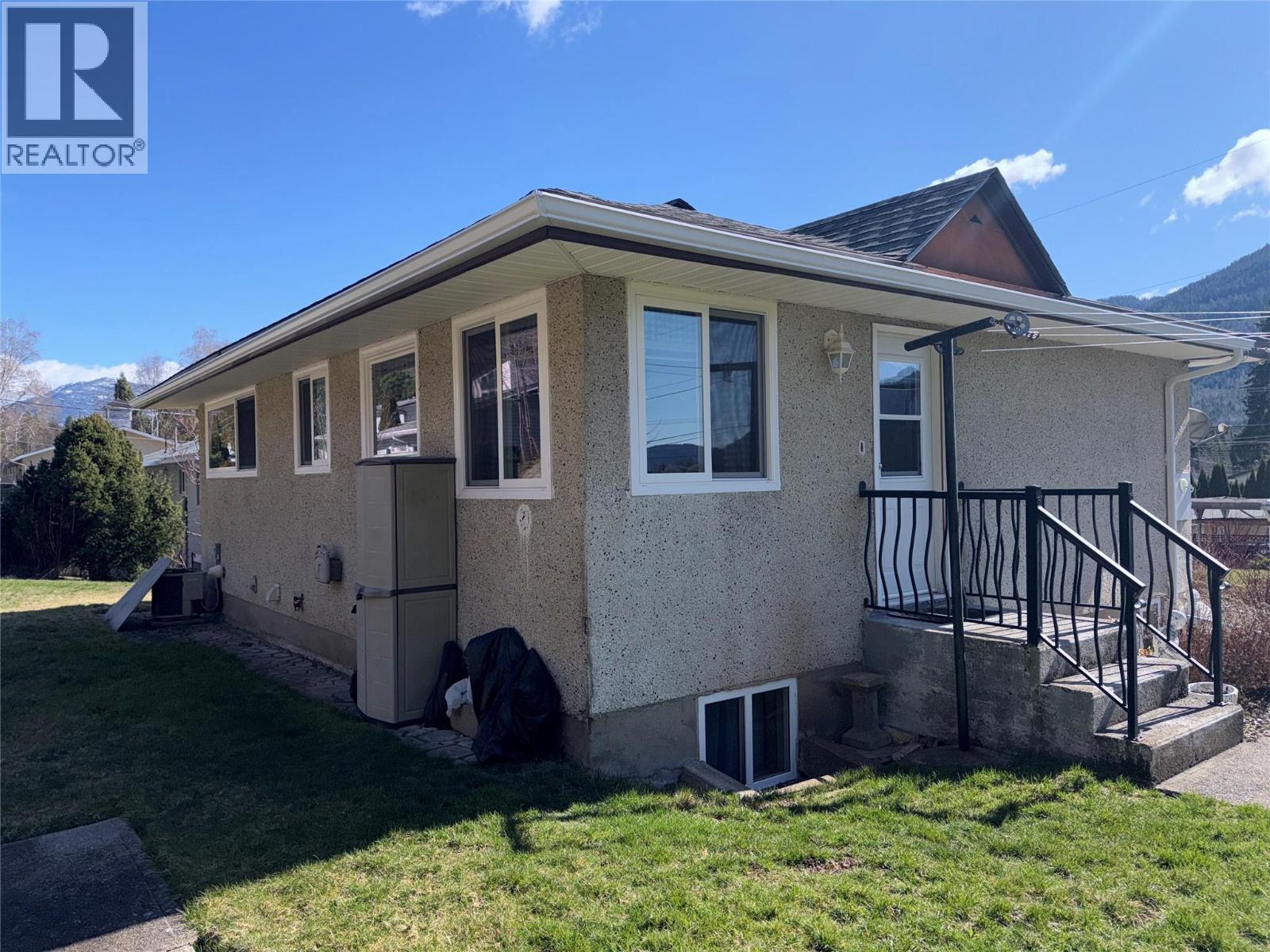 465 11th Avenue, Montrose, British Columbia  V0G 1P0 - Photo 2 - 10381145