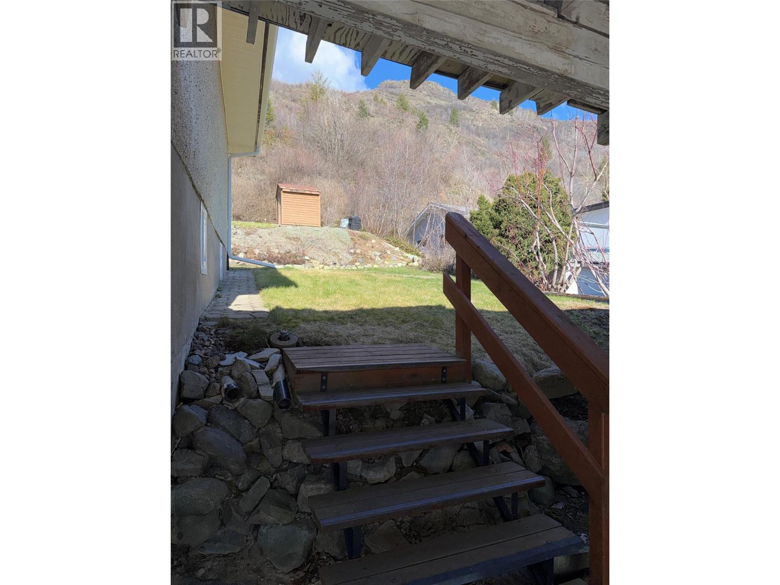 465 11th Avenue, Montrose, British Columbia  V0G 1P0 - Photo 38 - 10381145