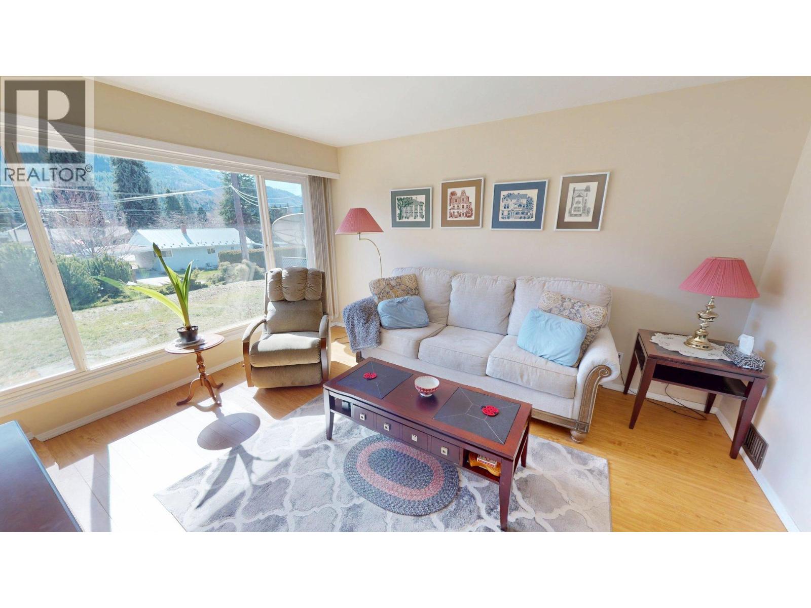 465 11th Avenue, Montrose, British Columbia  V0G 1P0 - Photo 5 - 10381145