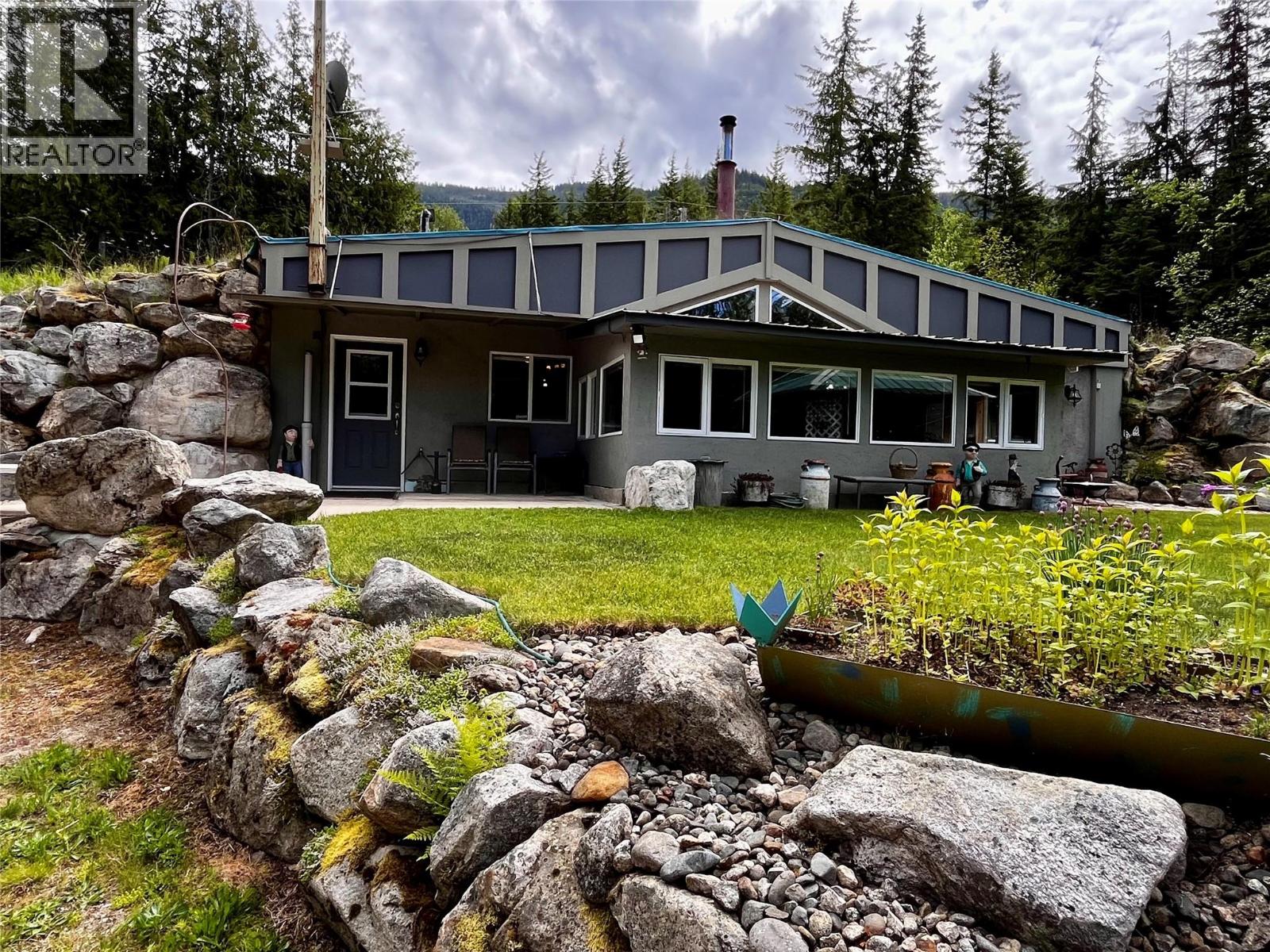 7705 Omen Road, Fauquier, British Columbia  V0G 1K0 - Photo 11 - 10380978