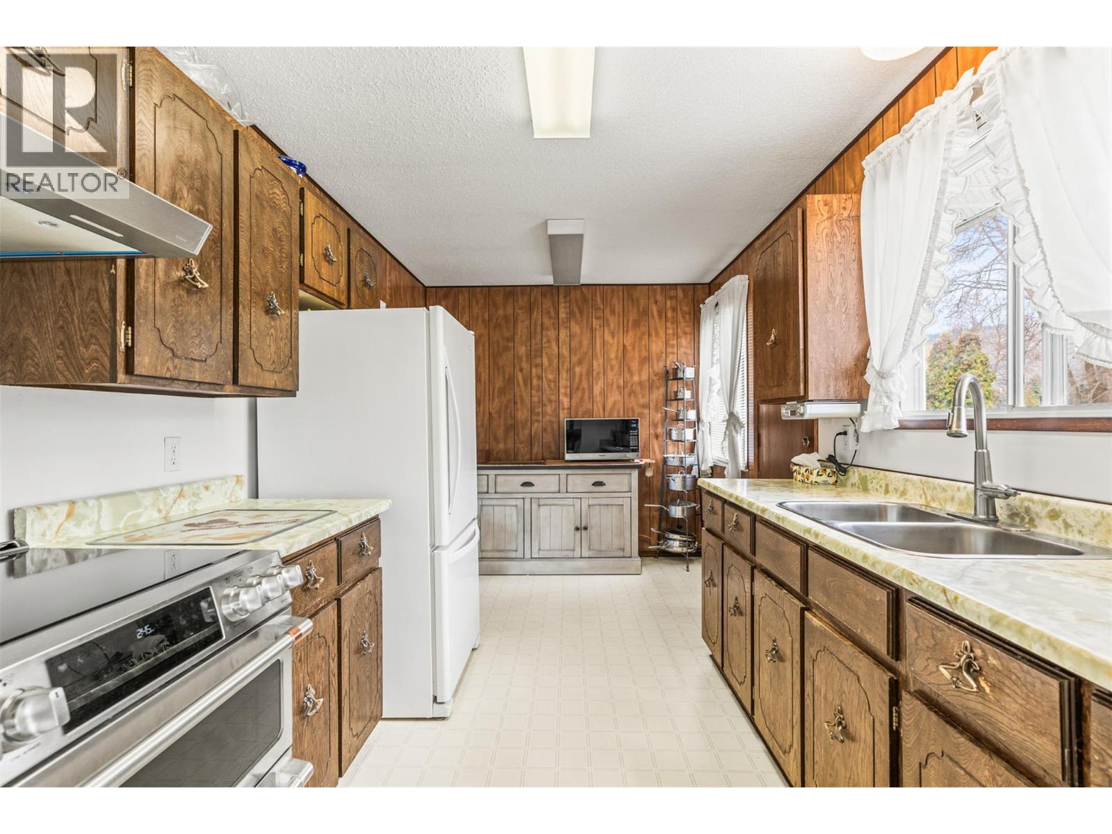 7905 Giles Drive, Coldstream, British Columbia  V1B 1G6 - Photo 11 - 10380564