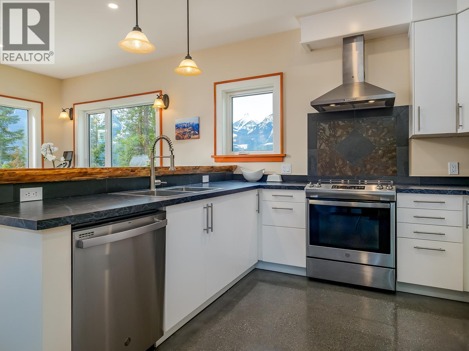 1360 Campbell Road, Golden, British Columbia  V0A 1H7 - Photo 8 - 10381478