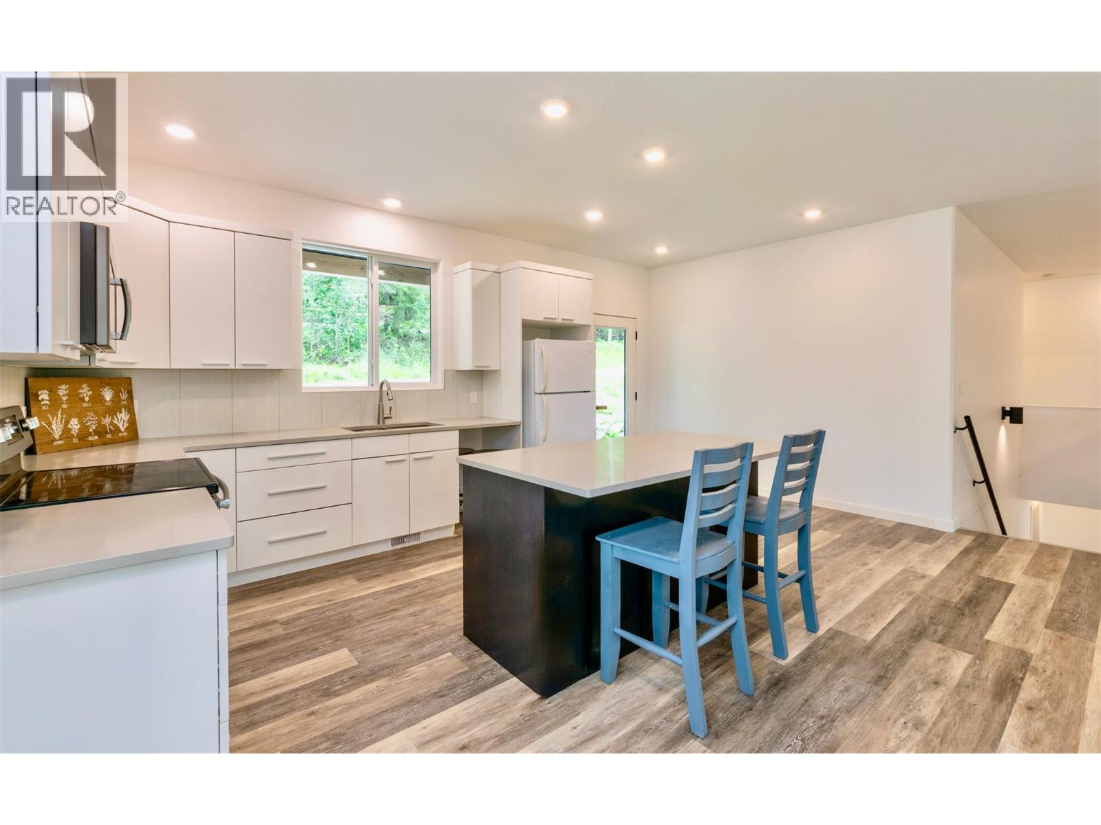 7468 Estate Drive, Anglemont, British Columbia  V0E 1M8 - Photo 5 - 10380084