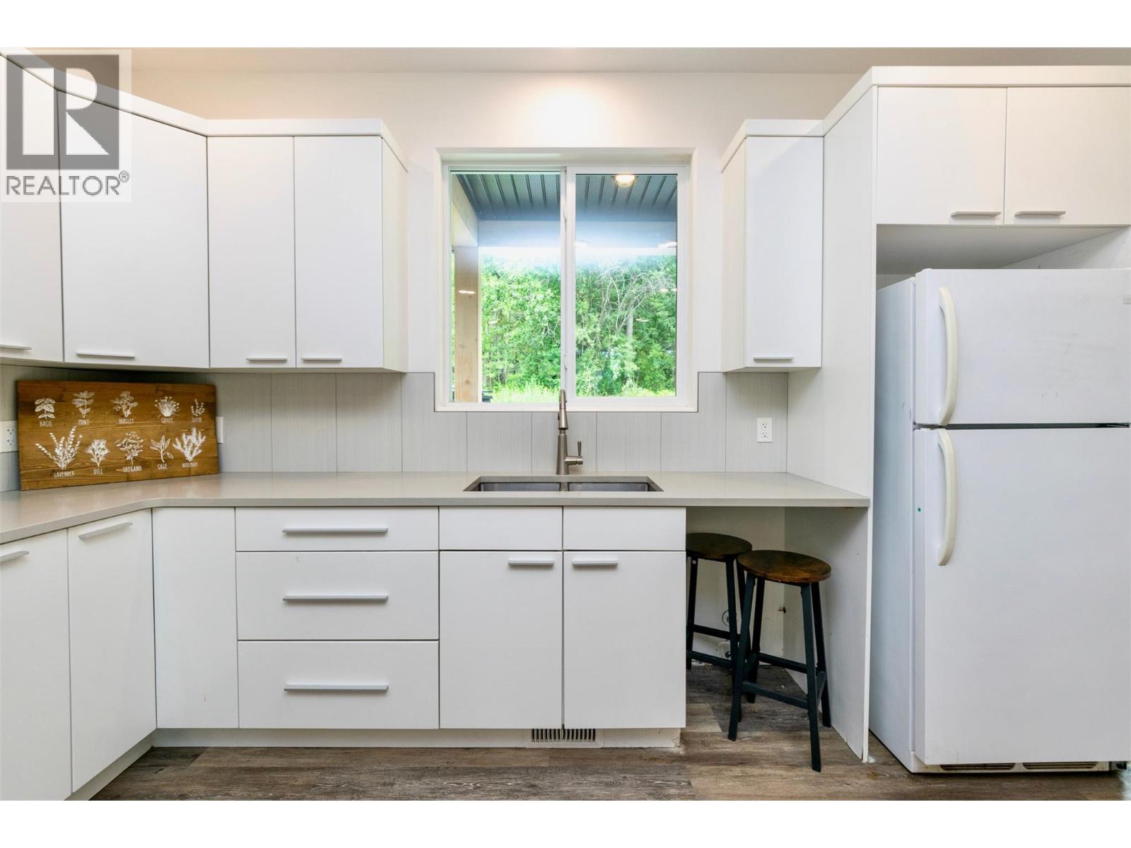 7468 Estate Drive, Anglemont, British Columbia  V0E 1M8 - Photo 6 - 10380084