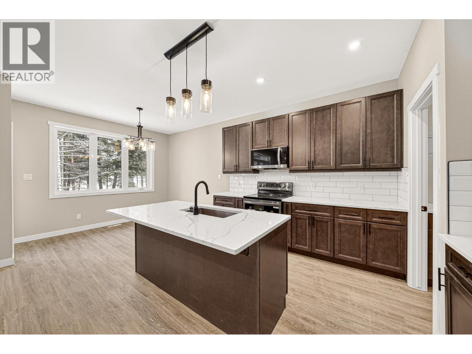 2252 Black Hawk Drive, Sparwood, British Columbia  V0B 2G2 - Photo 10 - 10381434