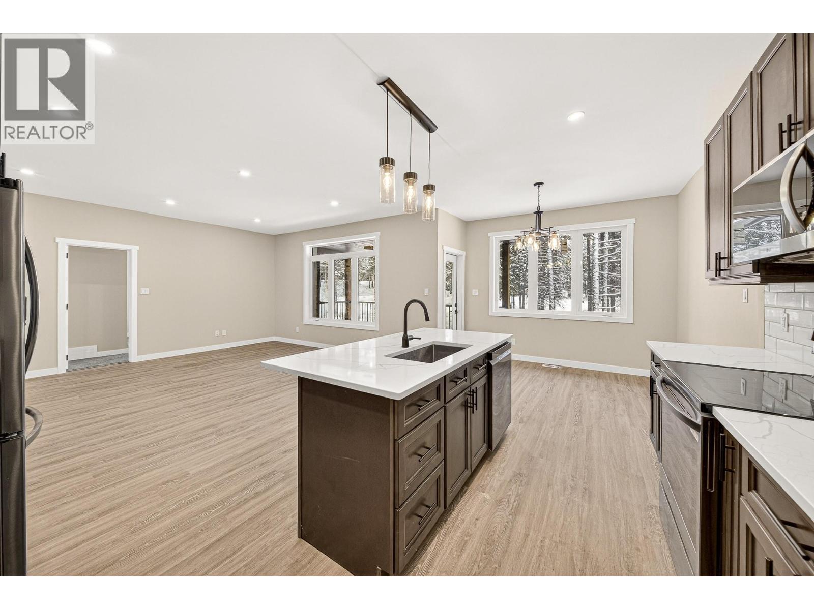 2252 Black Hawk Drive, Sparwood, British Columbia  V0B 2G2 - Photo 12 - 10381434