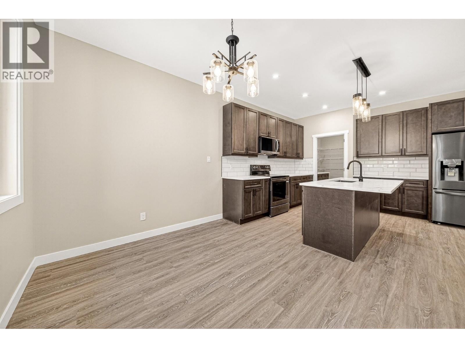 2252 Black Hawk Drive, Sparwood, British Columbia  V0B 2G2 - Photo 18 - 10381434