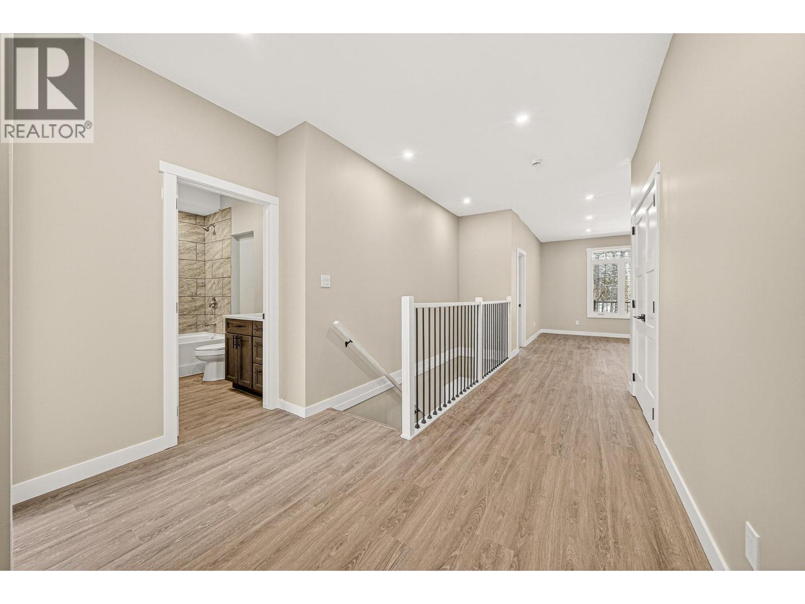 2252 Black Hawk Drive, Sparwood, British Columbia  V0B 2G2 - Photo 3 - 10381434