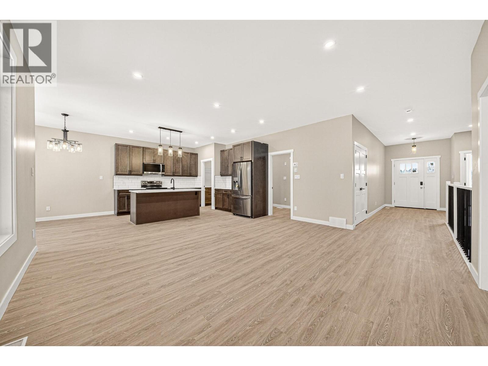 2252 Black Hawk Drive, Sparwood, British Columbia  V0B 2G2 - Photo 7 - 10381434