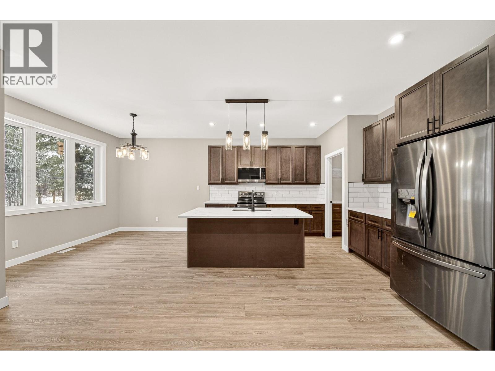 2252 Black Hawk Drive, Sparwood, British Columbia  V0B 2G2 - Photo 8 - 10381434