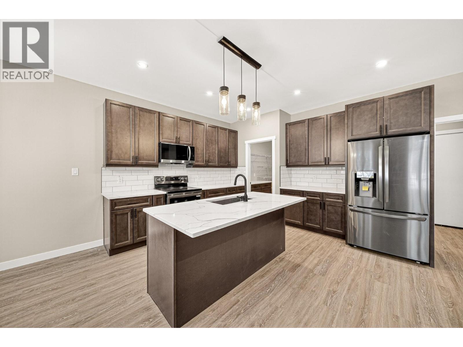 2252 Black Hawk Drive, Sparwood, British Columbia  V0B 2G2 - Photo 9 - 10381434