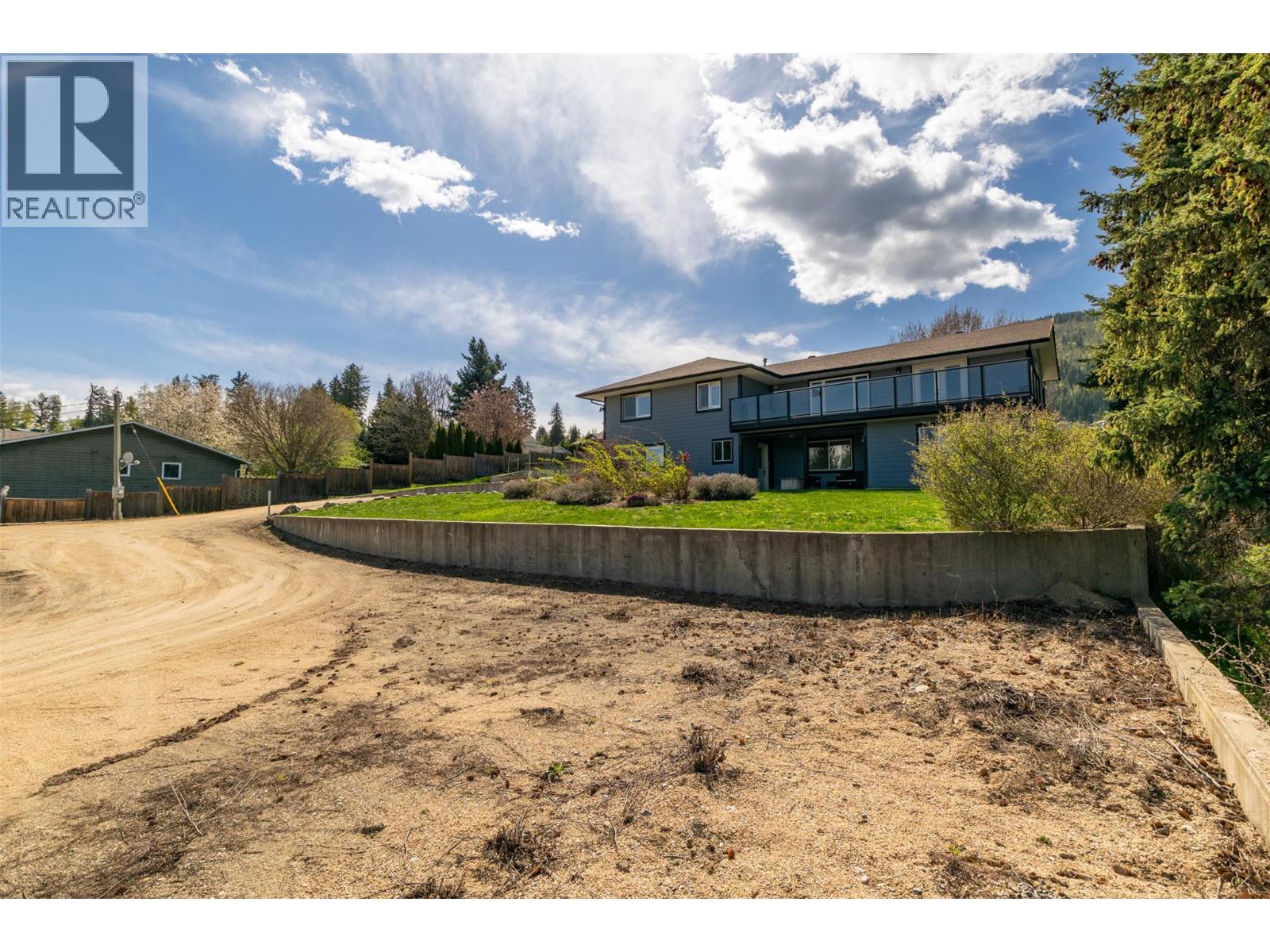 1350 13 Avenue Se, Salmon Arm, British Columbia  V1E 2G7 - Photo 3 - 10377782