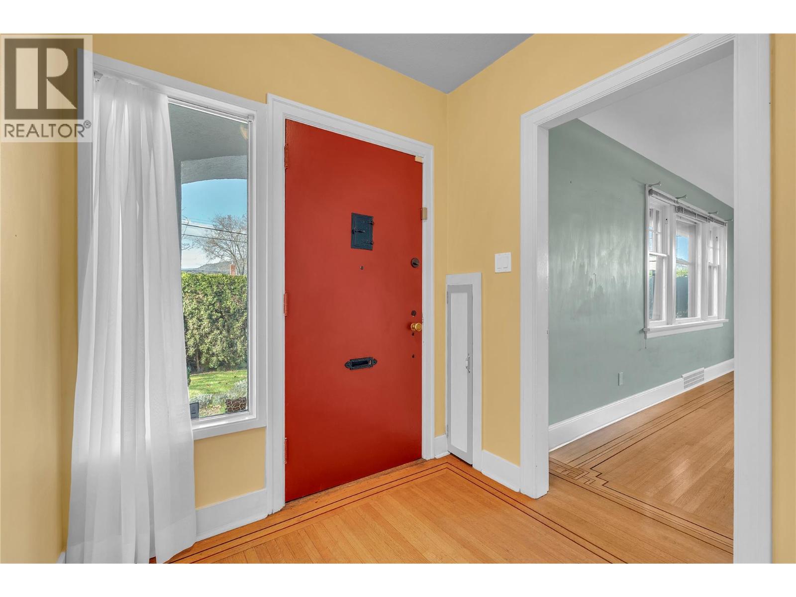 702 Winnipeg Street, Penticton, British Columbia  V2A 5N3 - Photo 3 - 10381554