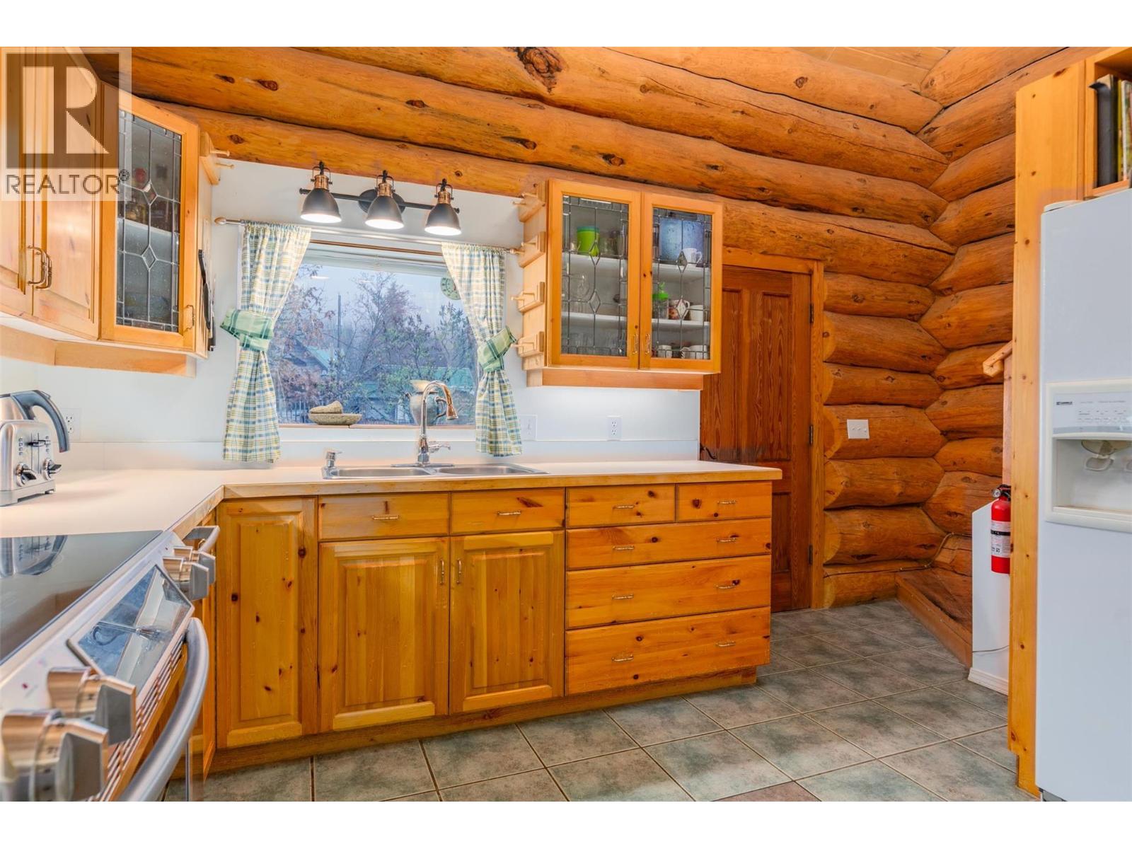 2266 Fifth Avenue, Rossland, British Columbia  V0G 1Y0 - Photo 5 - 10381336