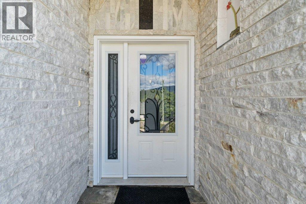 2860 15 Avenue Ne, Salmon Arm, British Columbia  V1E 2B6 - Photo 3 - 10381443