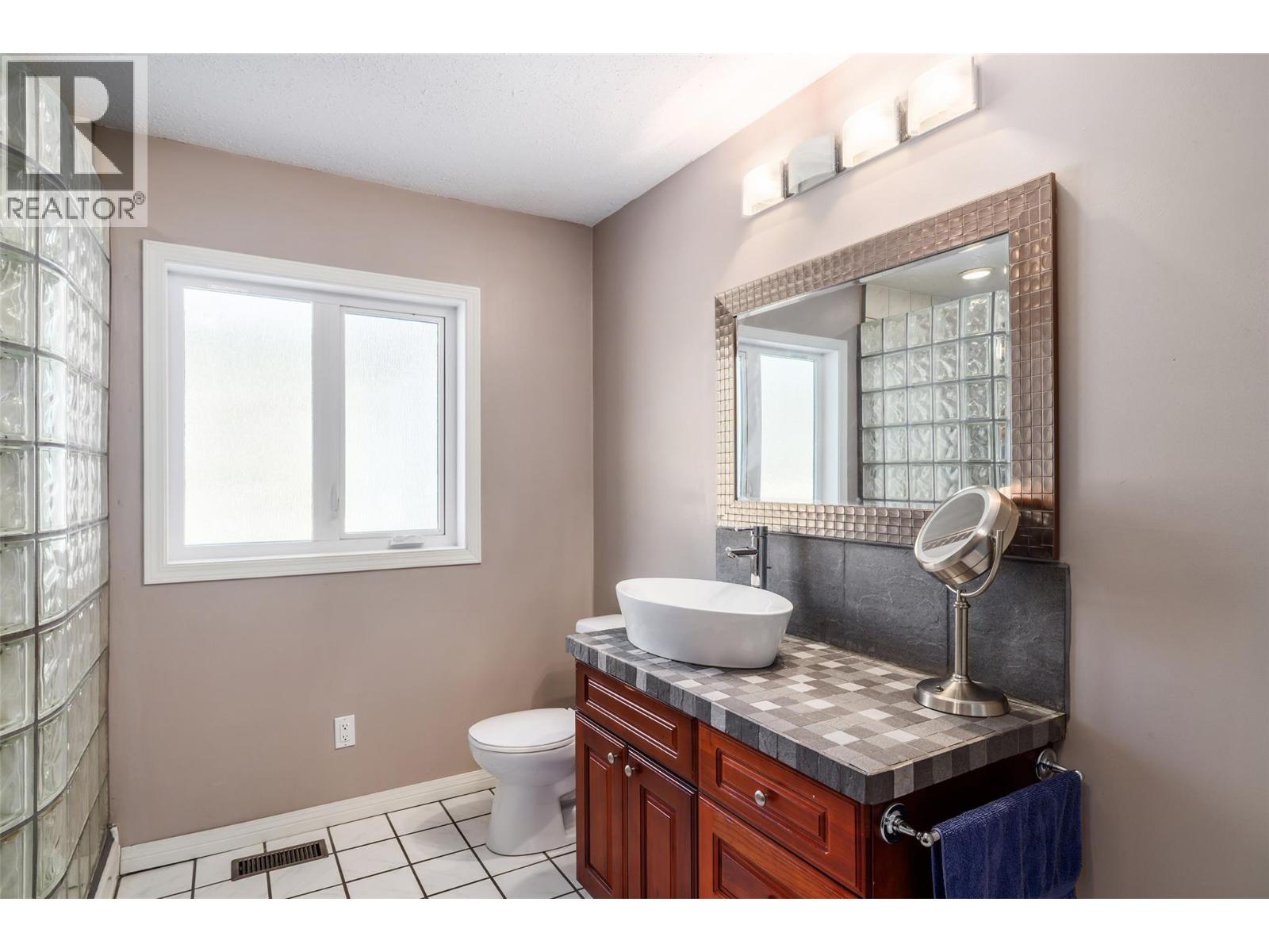 7992 Falcon Ridge Crescent, Kelowna, British Columbia  V1P 1J2 - Photo 11 - 10381130