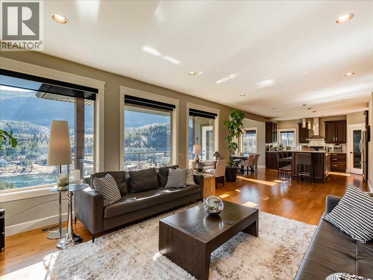 3733 Williston Road, Castlegar, British Columbia  V1N 4Y4 - Photo 8 - 10381545