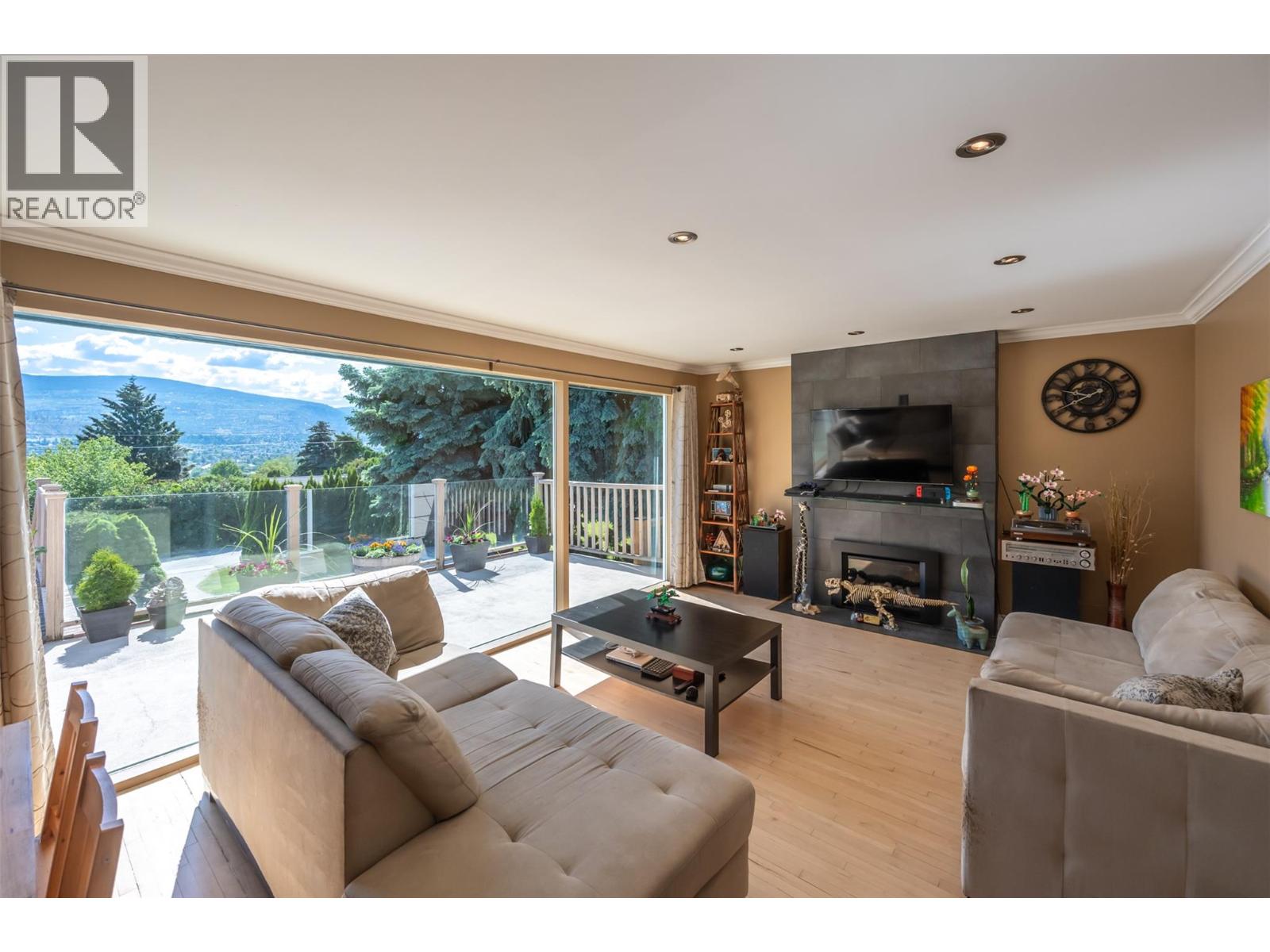 808 Vedette Drive, Penticton, British Columbia  V2A 8Y3 - Photo 2 - 10381707