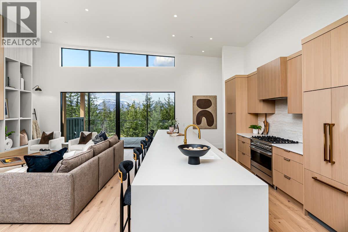 862 Predator Ridge Drive, Vernon, British Columbia  V1H 1G4 - Photo 4 - 10381731