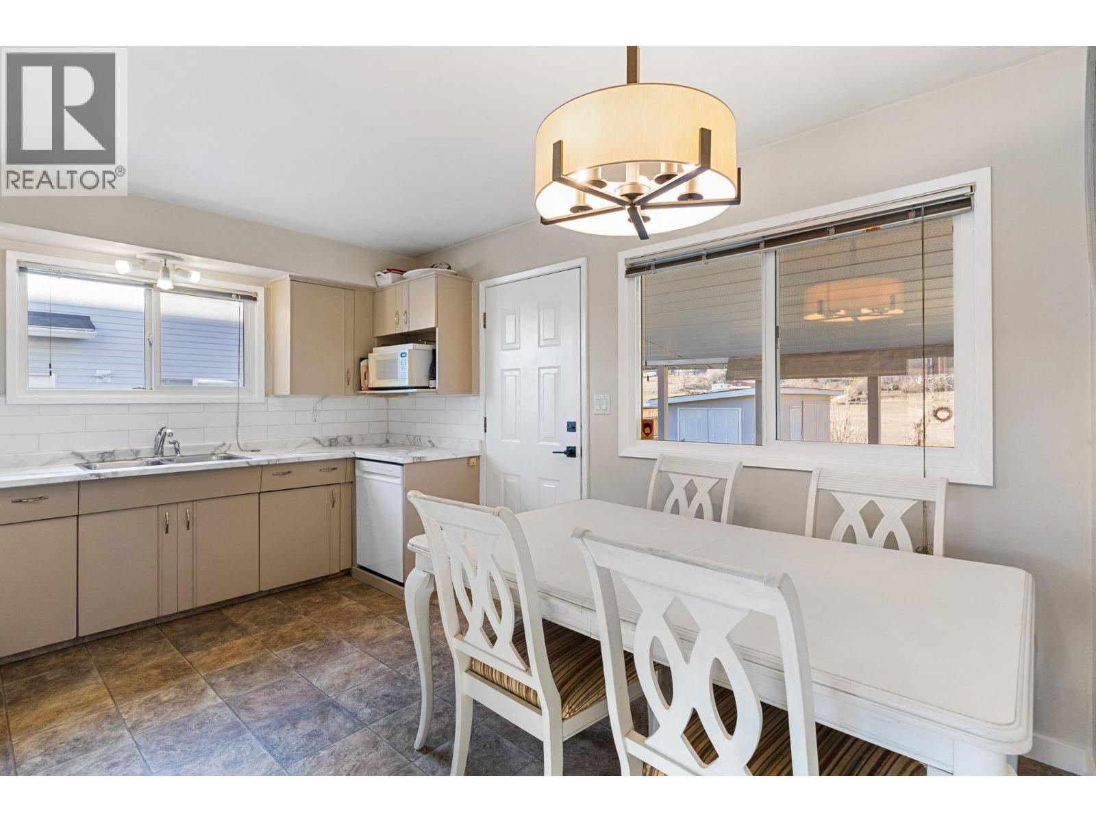 594 Snowsell Street N, Kelowna, British Columbia  V1V 2C7 - Photo 5 - 10381638