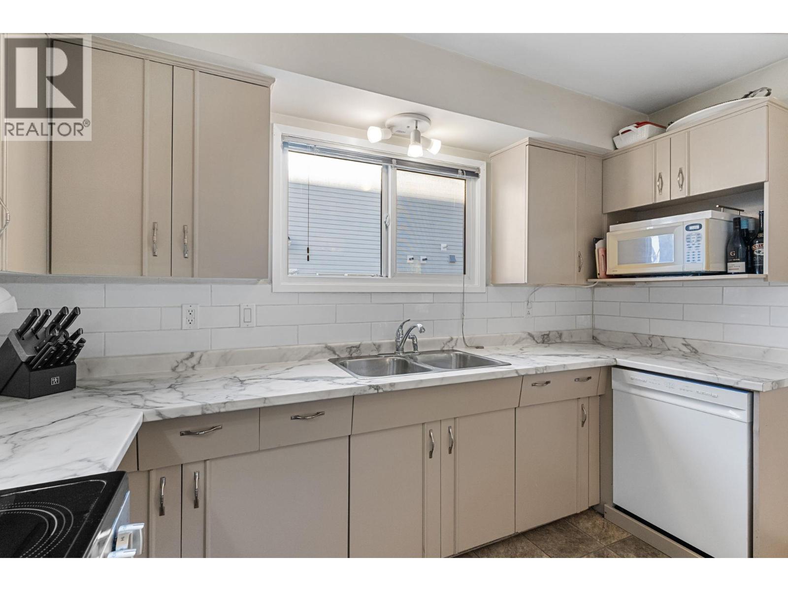 594 Snowsell Street N, Kelowna, British Columbia  V1V 2C7 - Photo 7 - 10381638