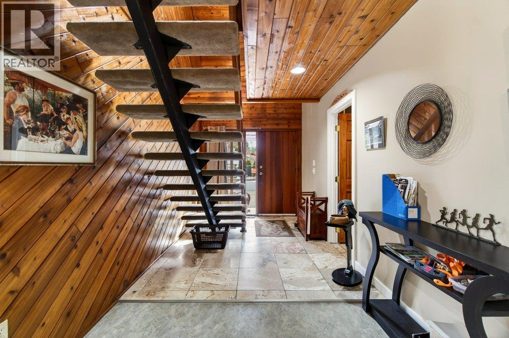 2530 4 Avenue Ne, Salmon Arm, British Columbia  V1E 2A7 - Photo 4 - 10379984