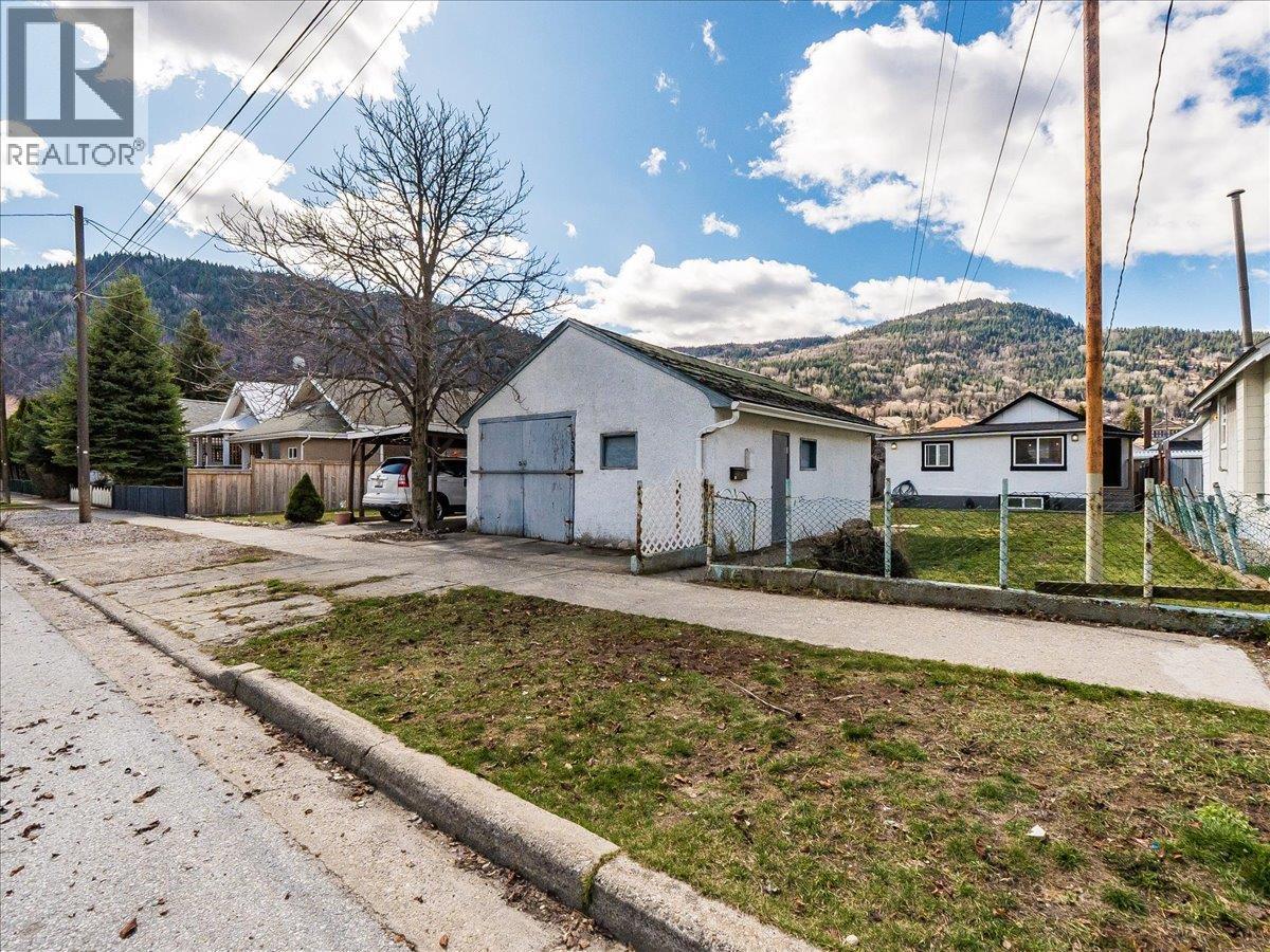 1534 Fifth Avenue, Trail, British Columbia  V1R 1T8 - Photo 1 - 10381563